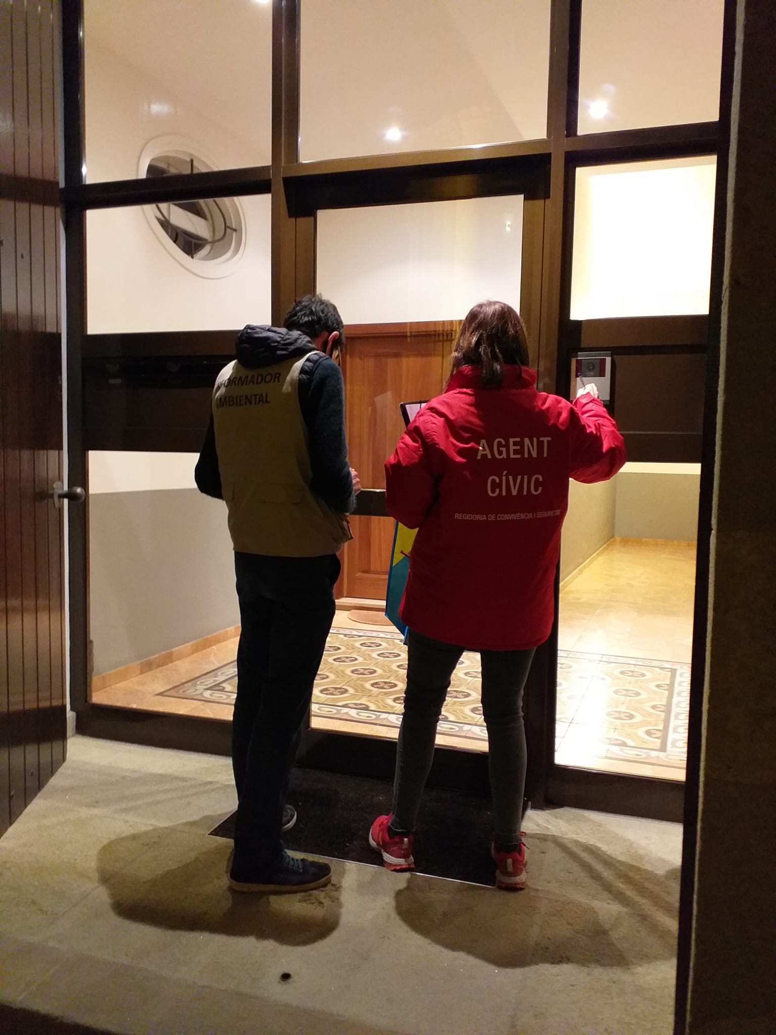 Informadors durant el porta a porta