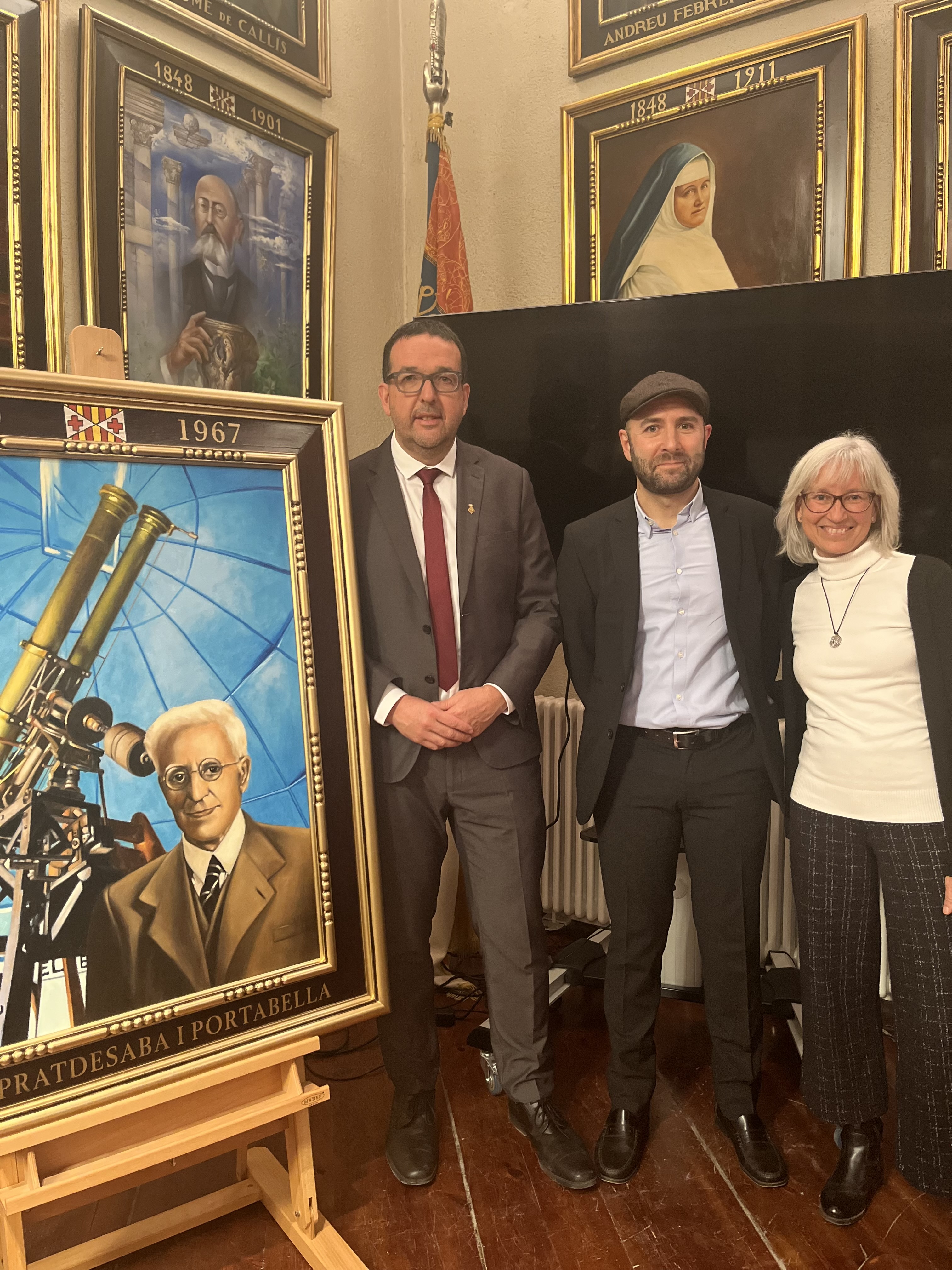 Acte de nomenament de Josep Pratdesaba com a vigatà il·lustre. A la imatge: Albert Castells, alcalde de Vic; Carles Costa, l’estudiós de la història de Vic; Anna Alsina, besneta de Pratdesaba