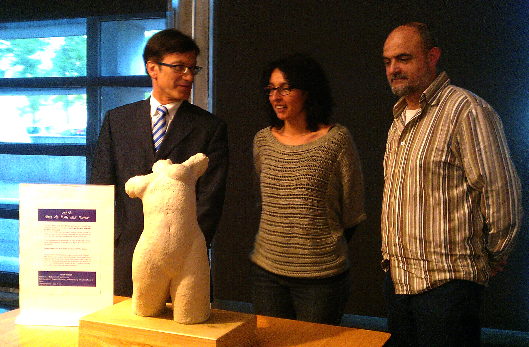 Xavier Farrés, Ruth Mas i Àngel Rigall amb l’escultura “Celta”