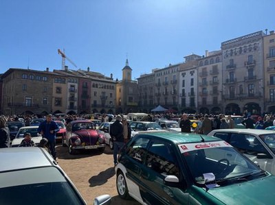 Més de 150 vehicles clàssics han omplert la plaça Major de Vic.