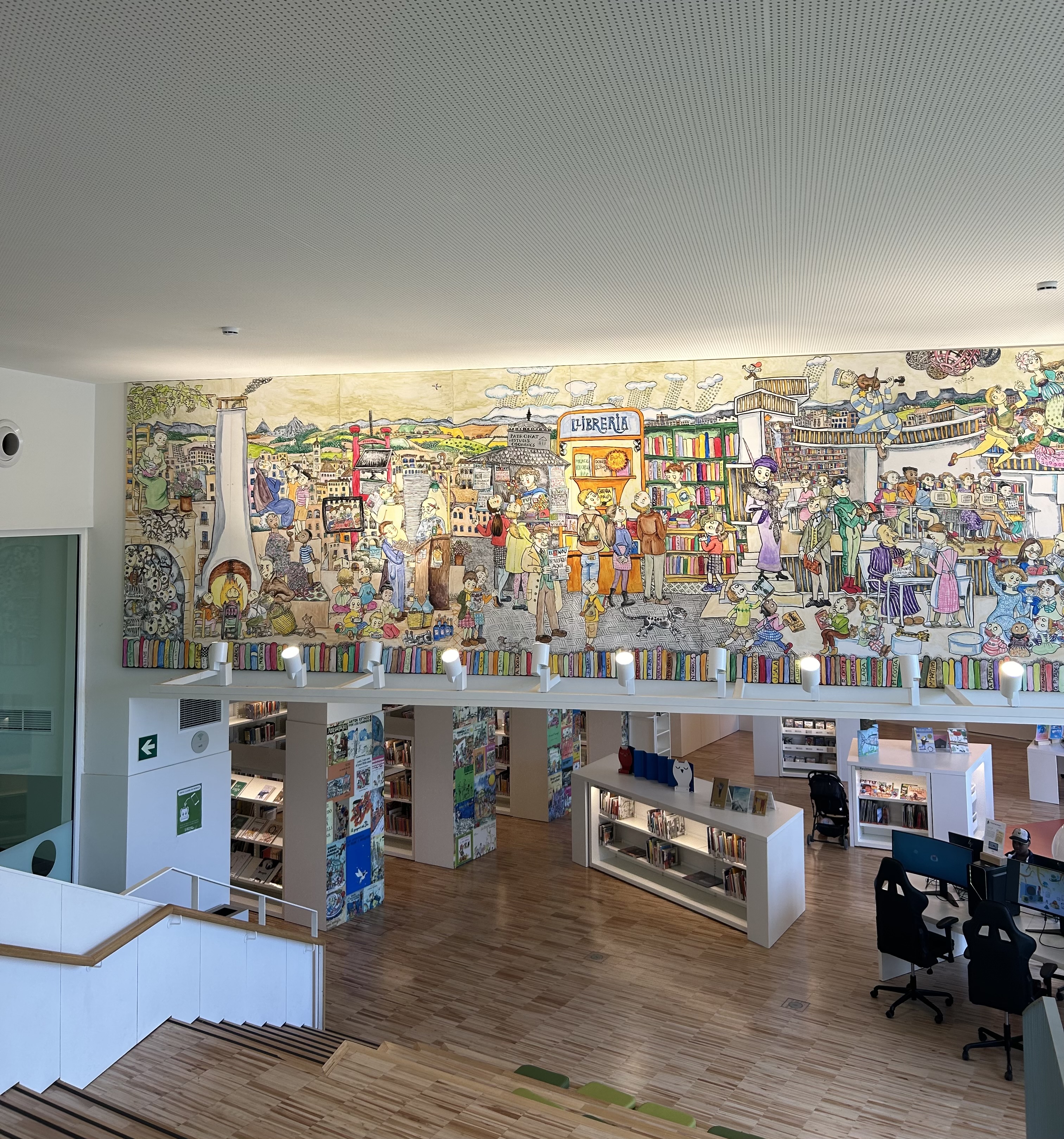Interior de la Biblioteca Pilarin Bayés, un dels espais que obre les seves portes durant les hores de més calor