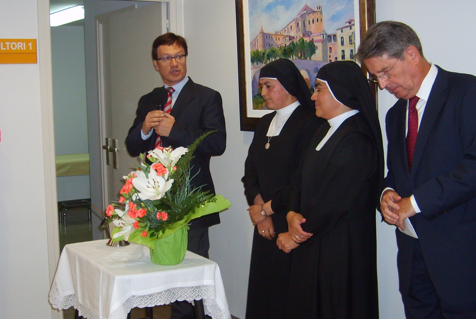 El regidor de Salut, Xavier Farrés; la superiora, germana Ester, la directora general, germana Sílvia i el president de la Clínica Sant Josep, Albert Crespán durant la inauguració dels nous consultoris