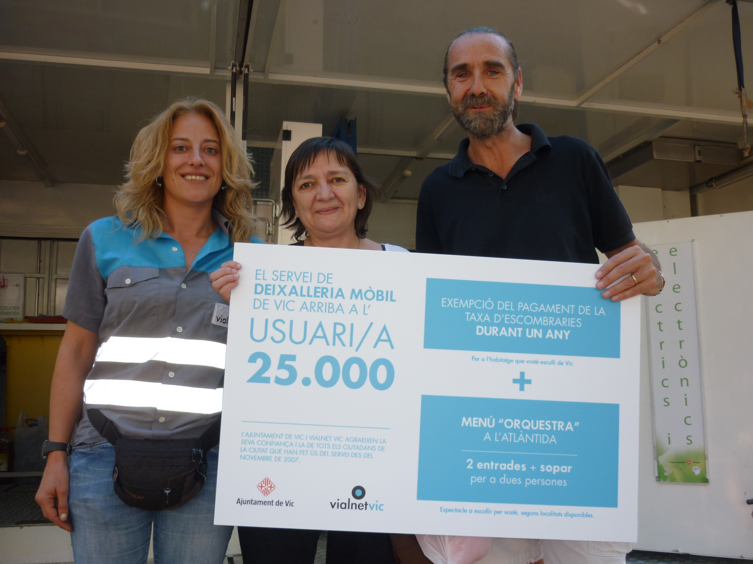 El regidor de Medi Ambient, Josep Rafús lliurant el premi a l’usuari 25.000, Teresa Puigdomènech