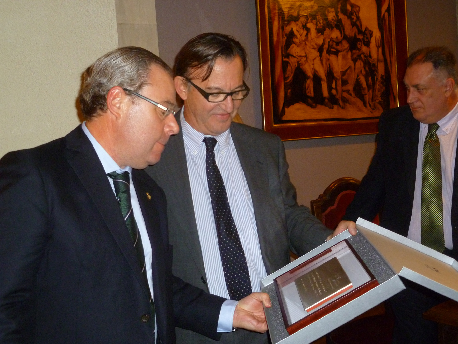 El doctor Arimany va rebre una placa a mans de l’alcalde de Vic, Josep M. Vila d’Abadal