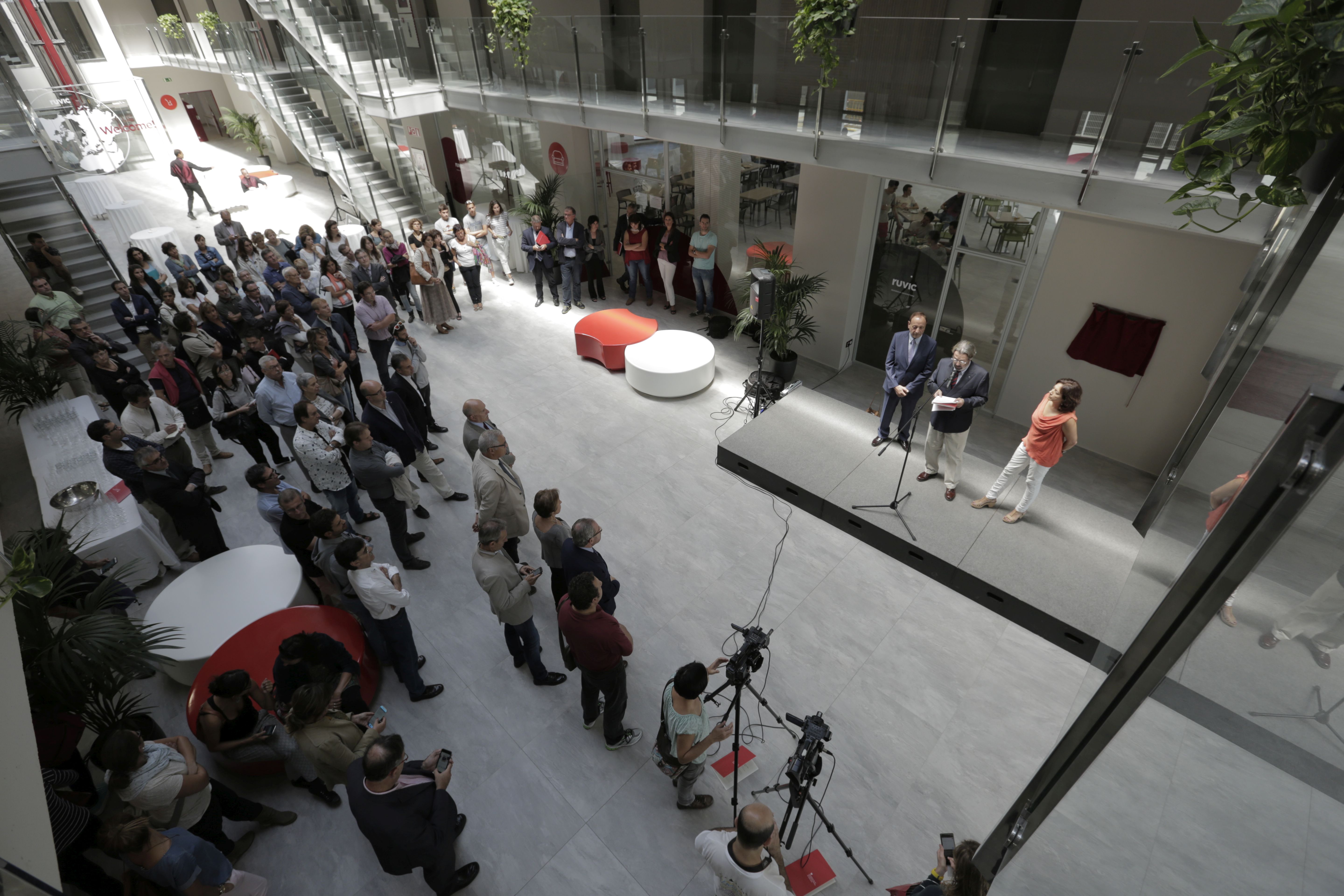 Moment dels parlaments a la inauguració de la nova residència per estudiants