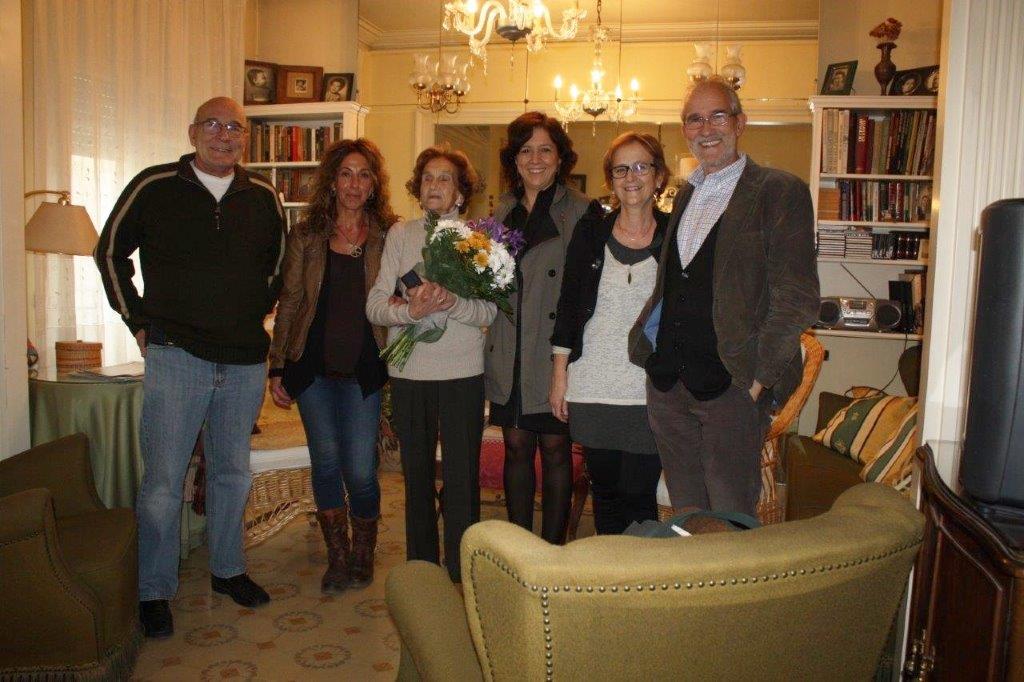 Anna Erra i Sussagna Llibre junt amb el seus fills, la seva jove i una de les seves nétes