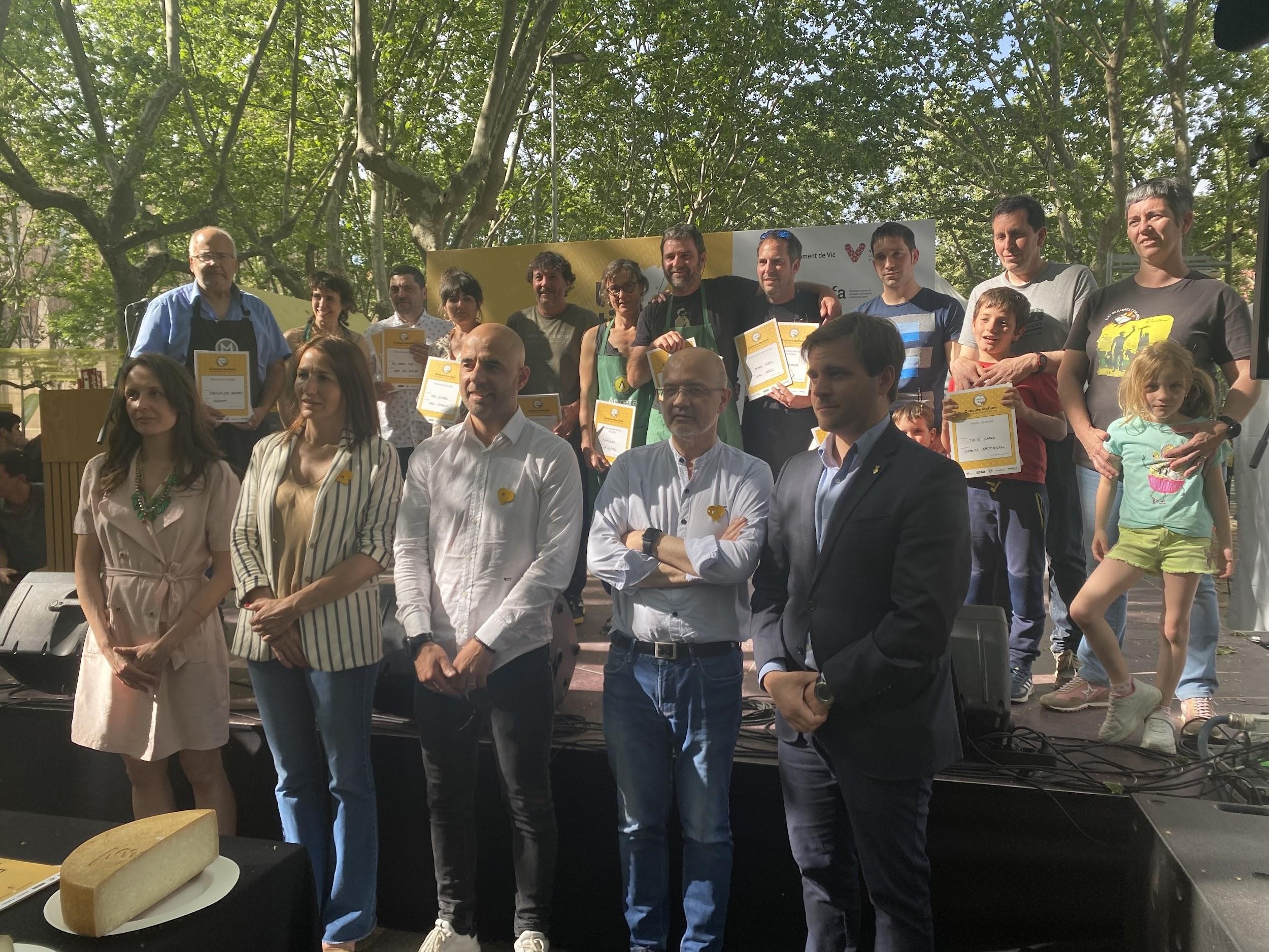 Foto de família dels premiats i les premiades a les 15 categories del Concurs Lactium 2022