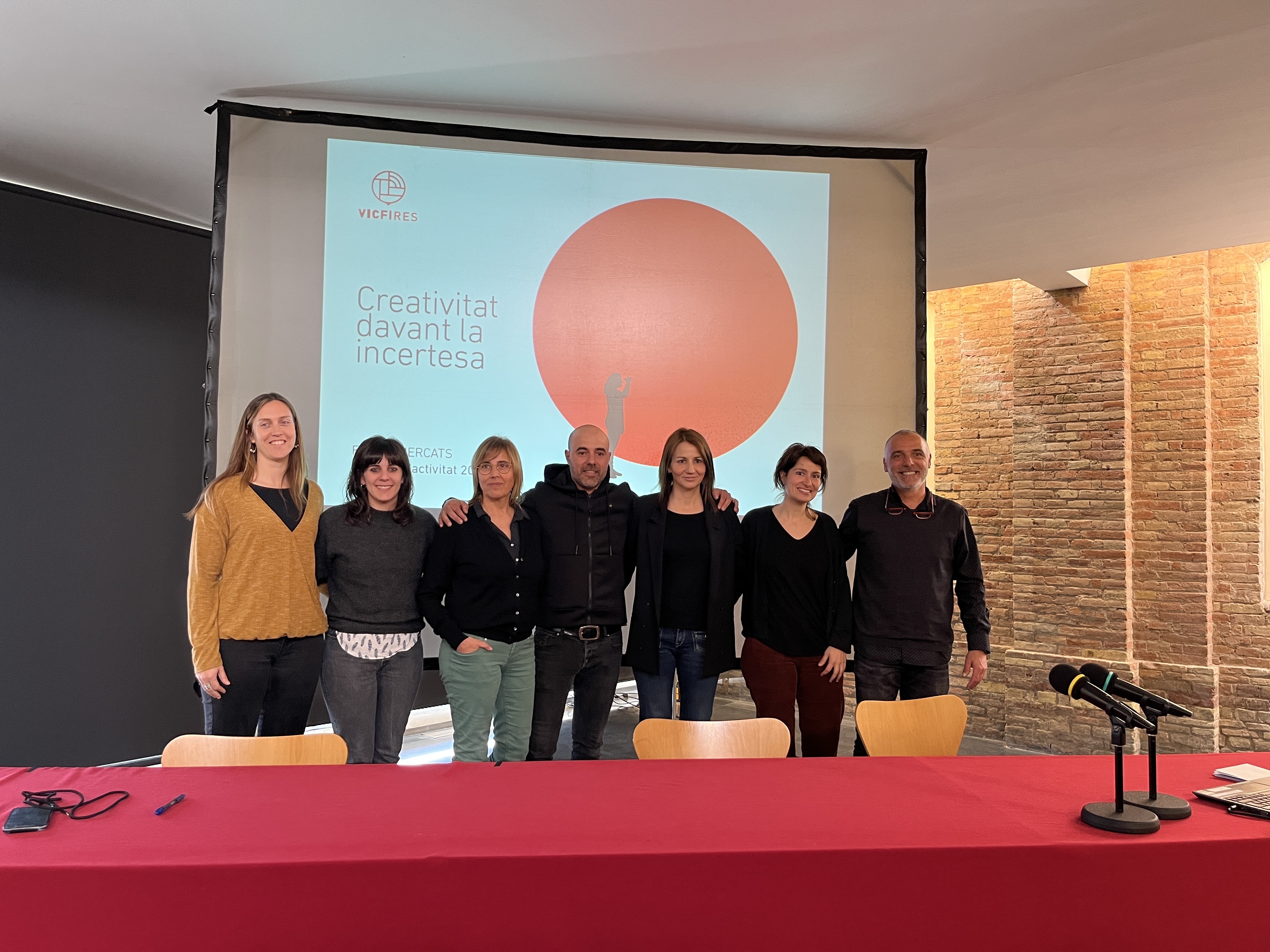 Titi Roca i Bet Piella, Bernat Vilarasau i part de l’equip de Vic Fires