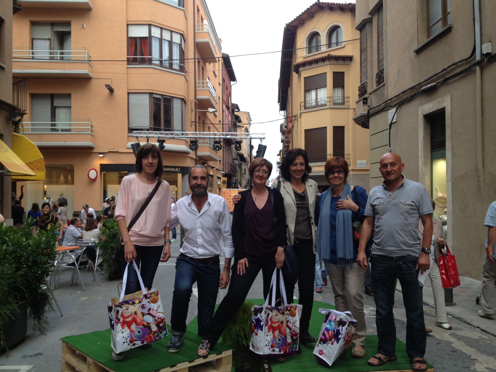 Josep Rafús, Anna Erra, Pere Trasserra amb els premiats del sorteig