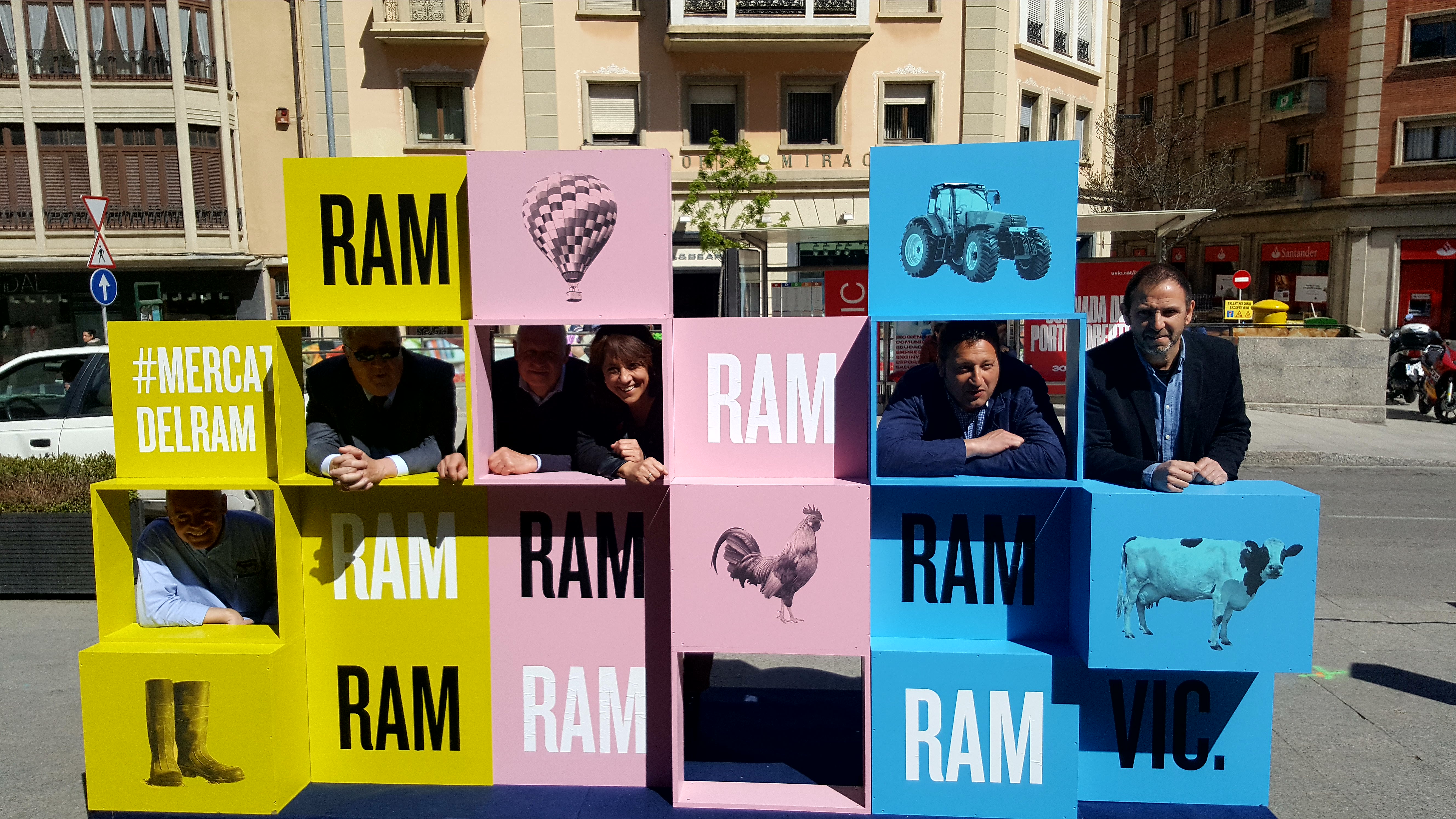 L’alcaldessa de Vic, Anna Erra, i el regidor de Fires i Mercats, Benjamí Dòniga, acompanyats de representants d’entitats i associacions que participen al Mercat del Ram 2019