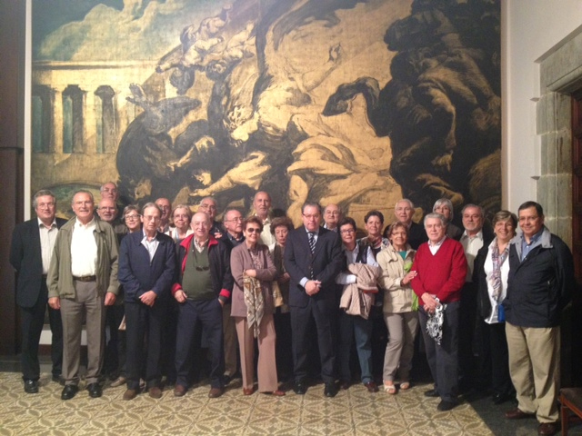 Grup de metges jubilats de l’Hospital Universitari de Bellvitge a l’Ajuntament de Vic junt amb el regidor Josep Arimany