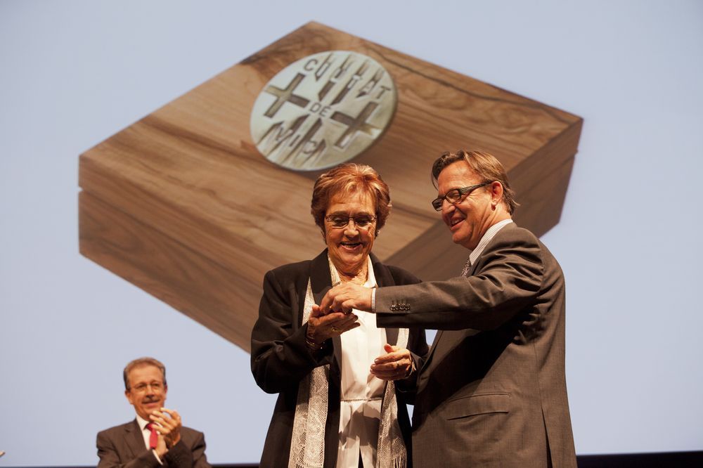 L’alcalde de Vic, Josep M. Vila d’Abadal lliurant la Medalla de la Ciutat a Montserrat Freixer. FOTO: Toni Anguera