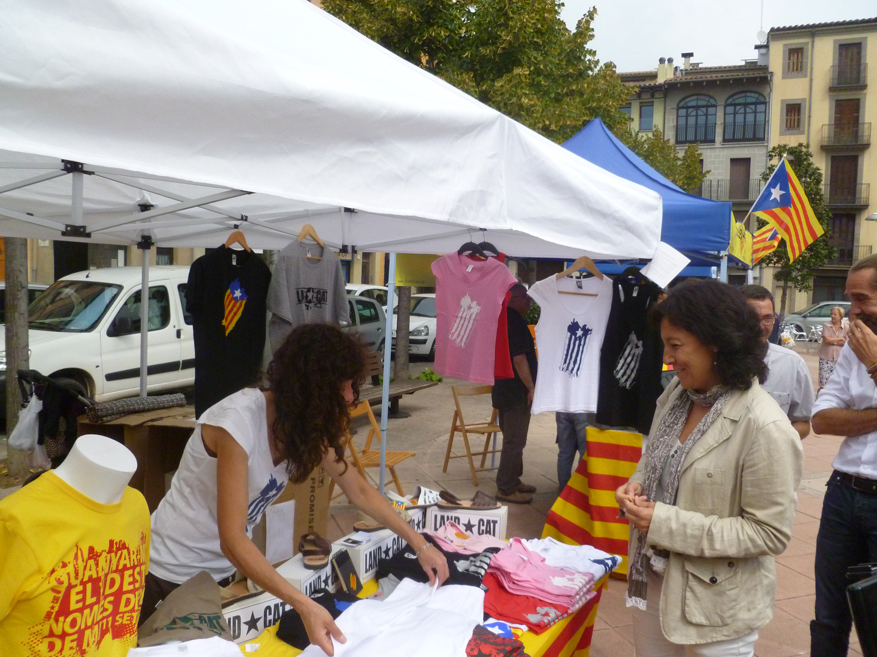 La regidora saludant a un dels paradistes del nou mercat