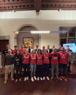 Foto de família dels esportistes reconeguts durant l'acte.