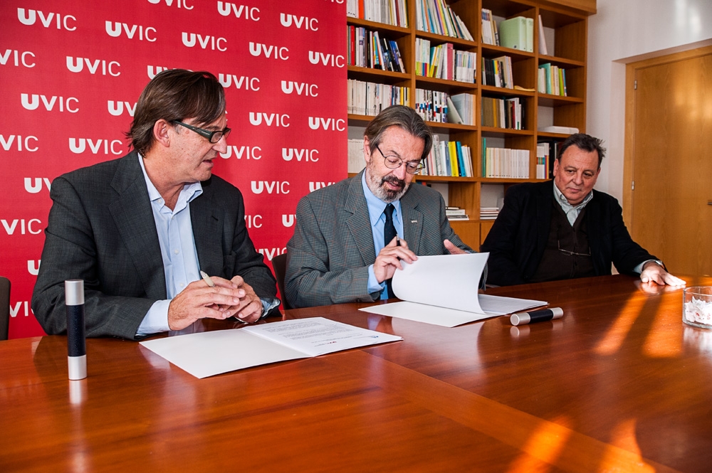 L’alcalde de Vic, el rector de la UVic i el director general de la Fundació L’Atlàntida en la signatura del conveni