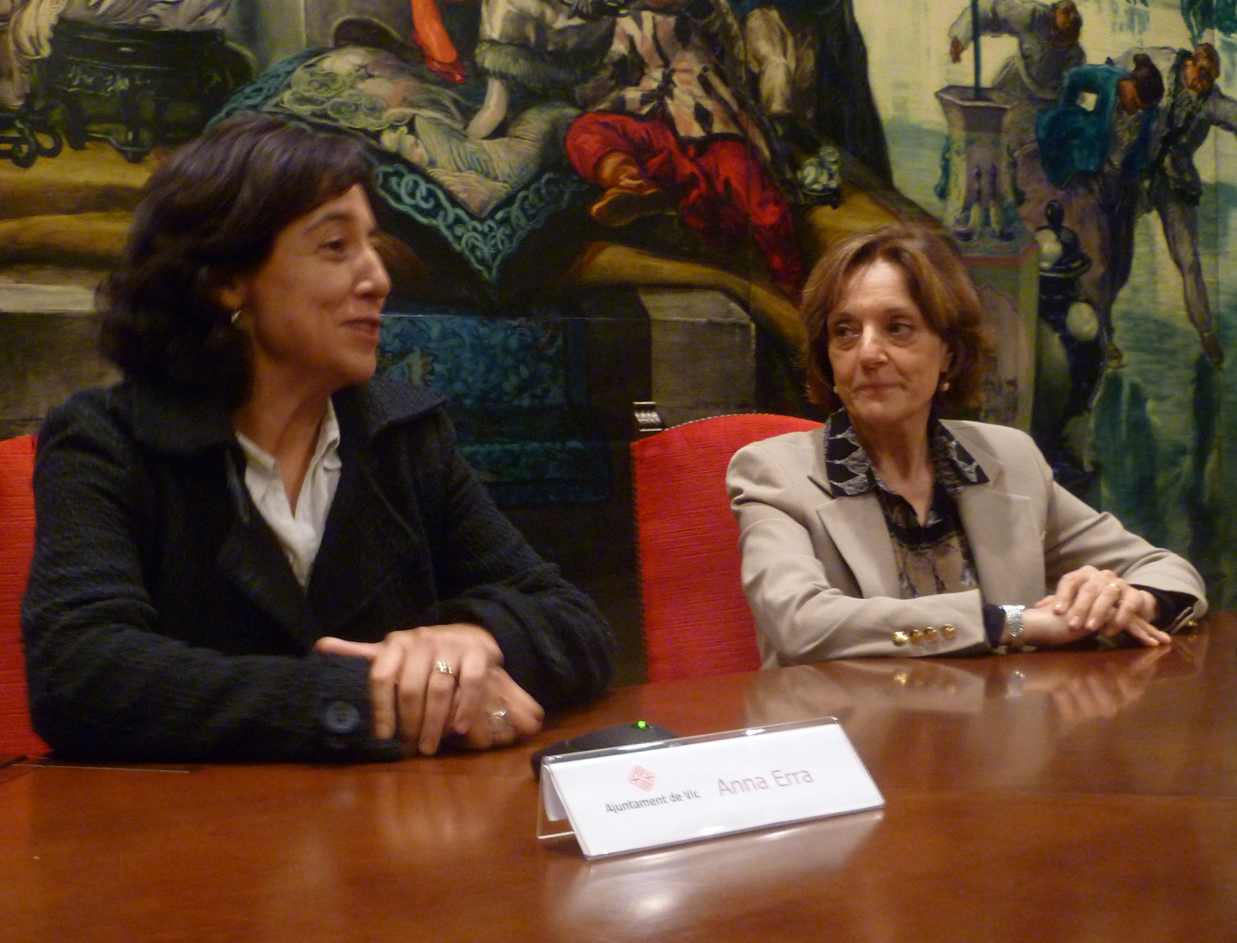 Anna Erra i Roser Salavert expliquen la sessió de treball amb els centres educatius de la ciutat