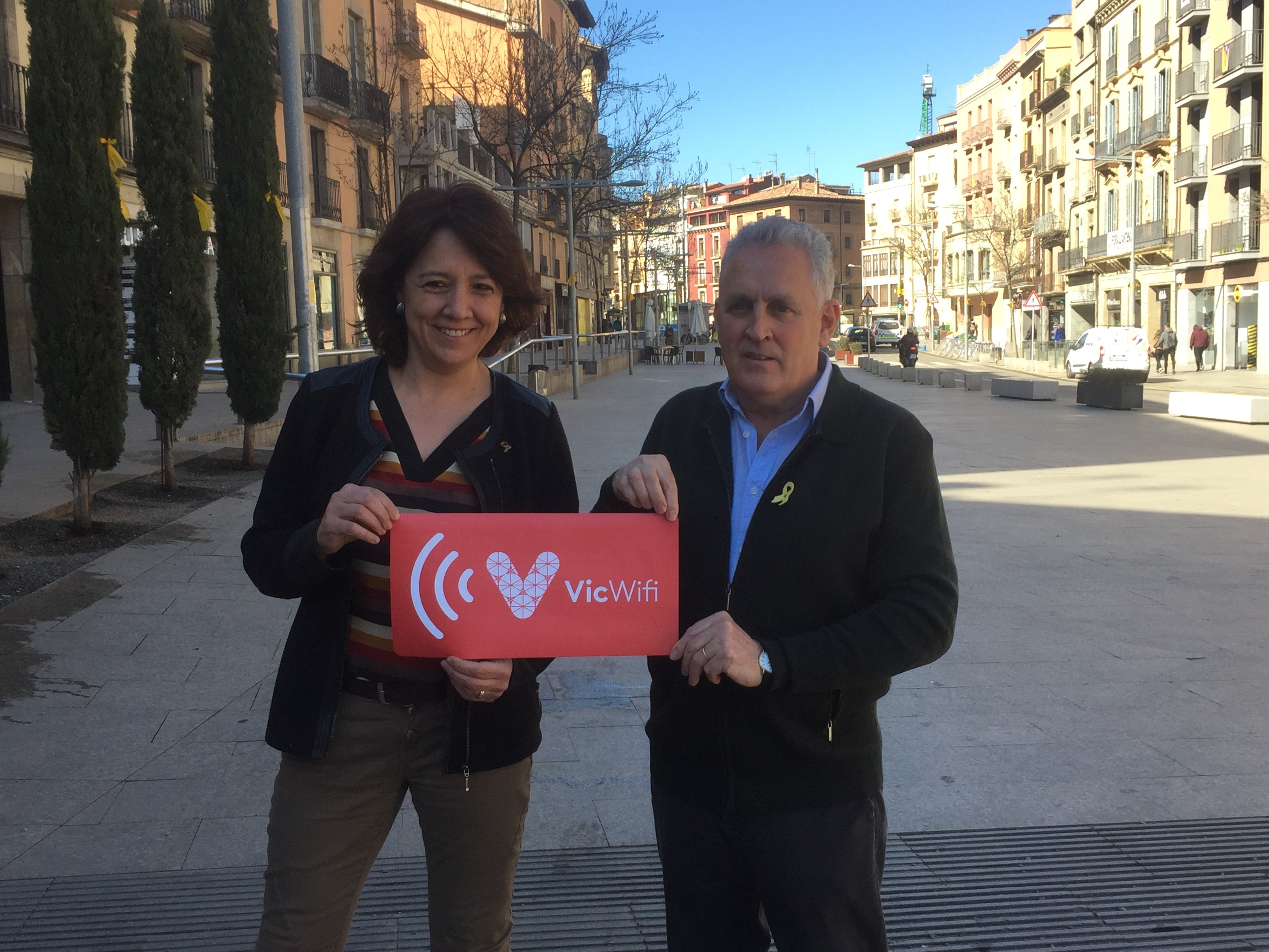 Anna Erra i Toni Serrat amb el distintiu VicWifi