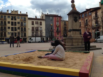 Quitxalla jugant a la sorrera de la plaça dels Màrtirs.