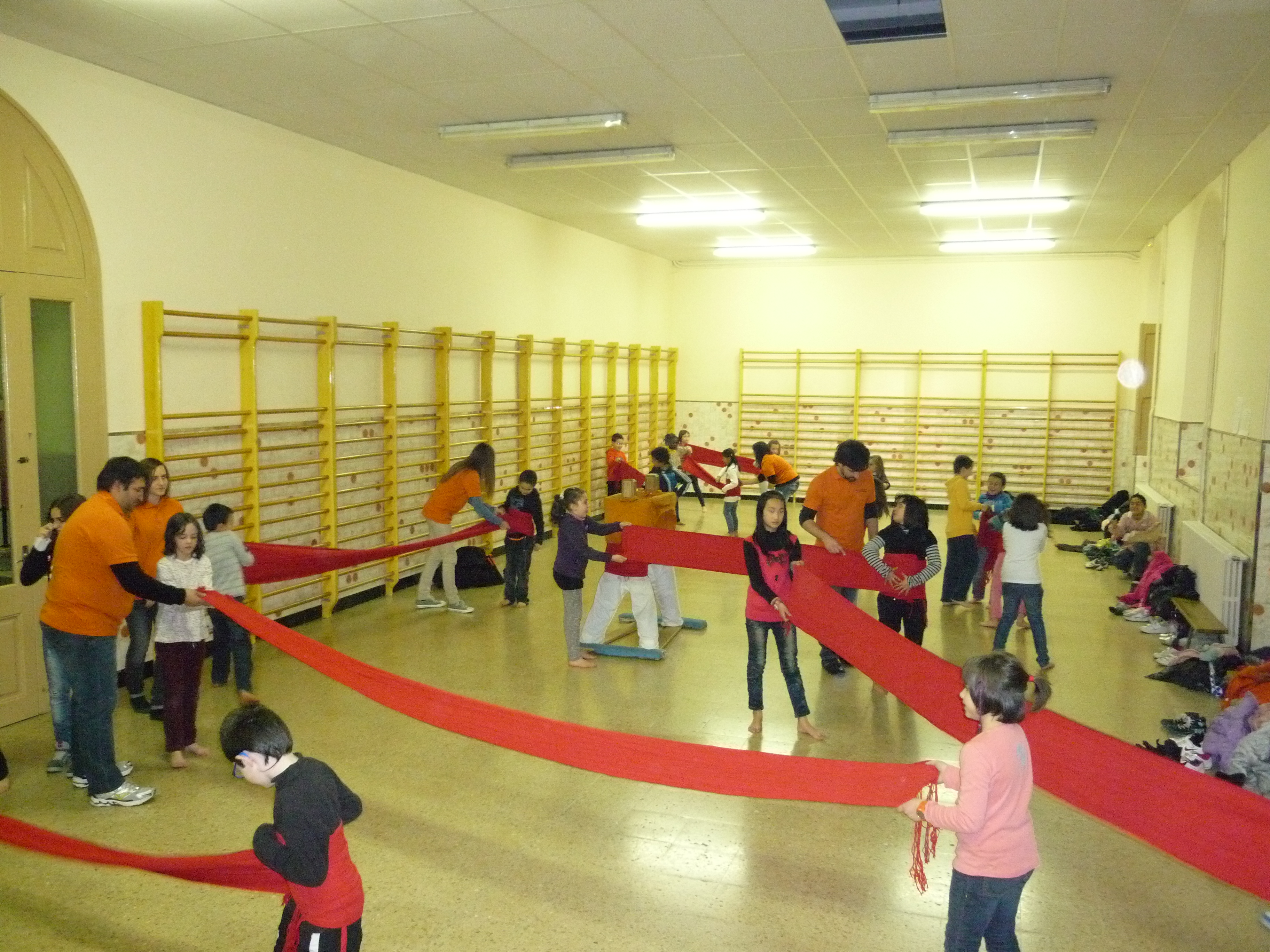 Nens i nenes posant-se la faixa per fer una classe de Castells