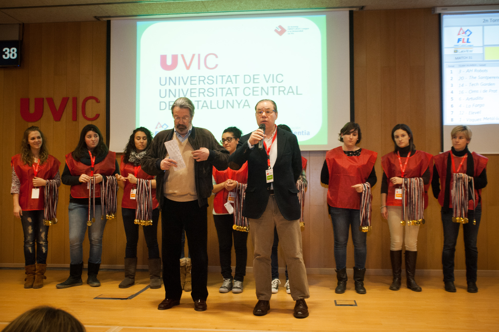 Jordi Montaña, rector de la Universitat de Vic i, Josep M Arimany, regidor de Ciutat del Coneixement, Promoció Econòmica, Inserció i Ocupació Laboral de l’Ajuntament de Vic, en la presentació de l’acte.