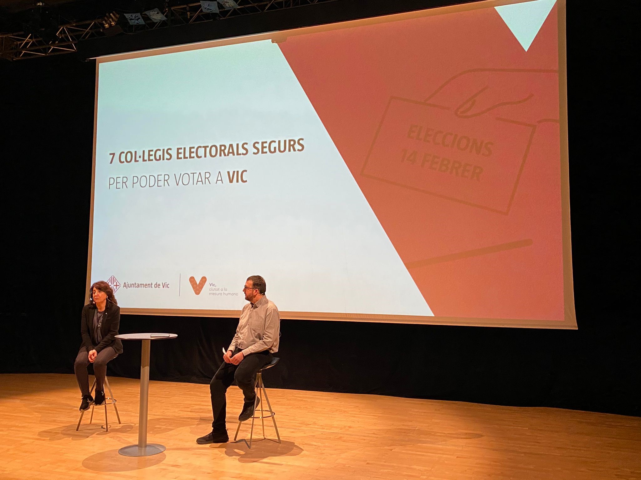 Anna Erra i Albert Castells al col·legi electoral de l’Atlàntida