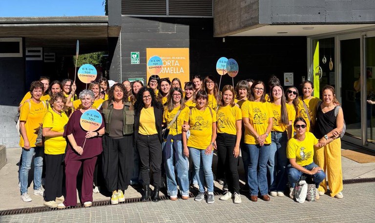 Las escuelas infantiles de Vic entregan 75.000 firmas en apoyo a la ILP 0 a 3 en el Parlamento de Cataluña
