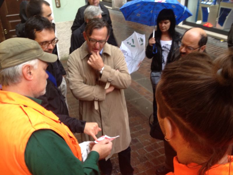 L’alcalde de Vic amb altres regidors del consistori visitant in situ la recollida del porta a porta  de la ciutat italiana Rovereto