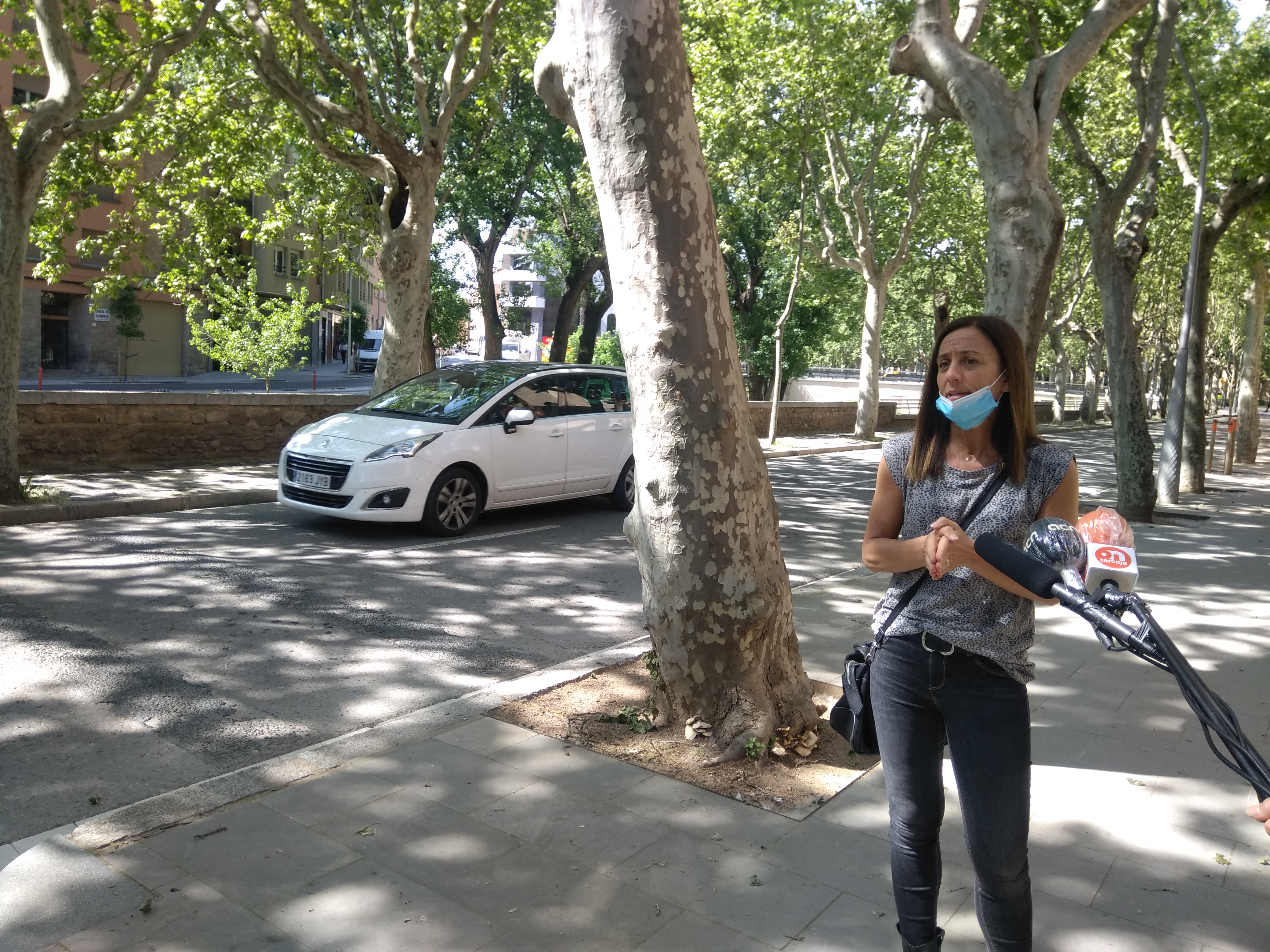 La regidora Fabiana Palmero presentant Vic, ciutat 30 als mitjans