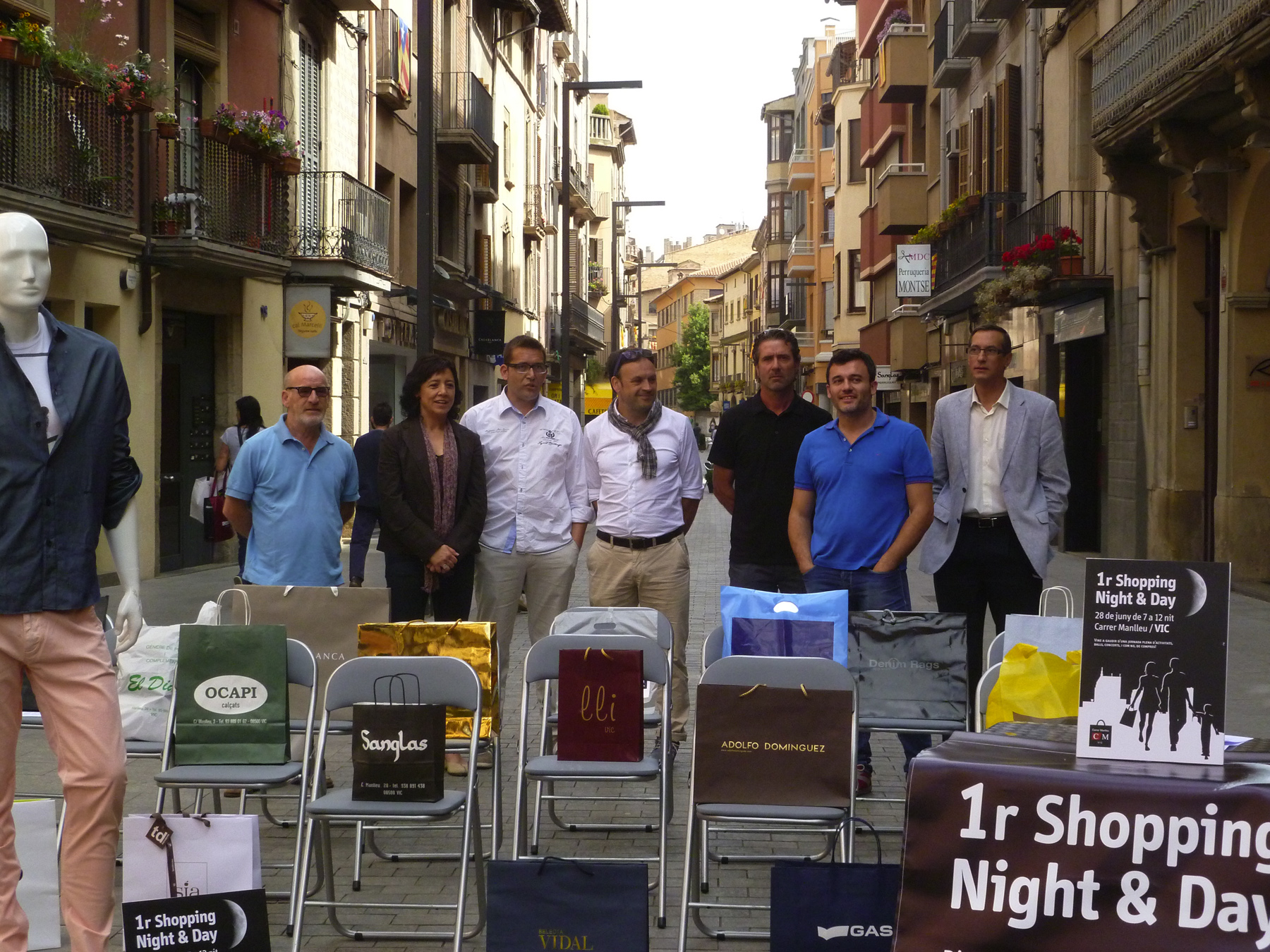 L’Anna Erra junt amb comerciants del carrer Manlleu presentant la 1ª edició del Shopping Night & Day