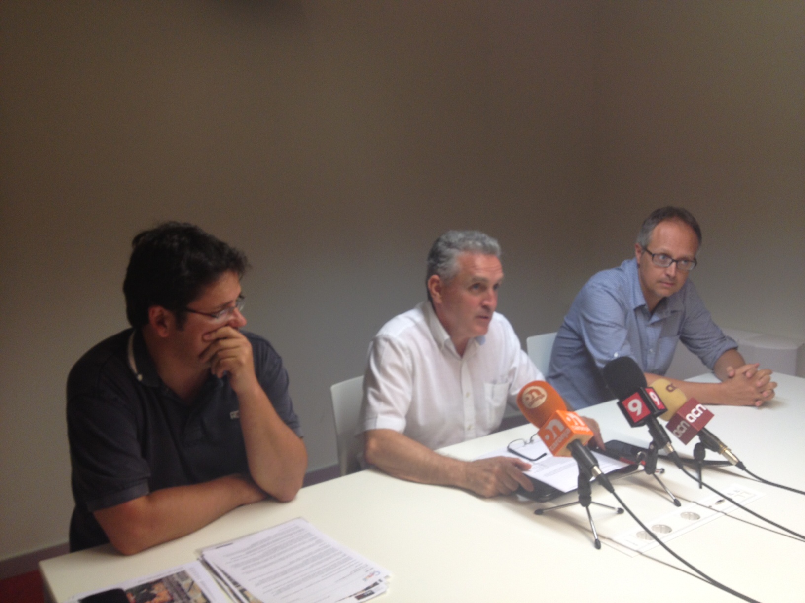 El regidor Toni Serrat amb Pere Antentas de GIT-Vic i Xavier Viladegut d’Adamo