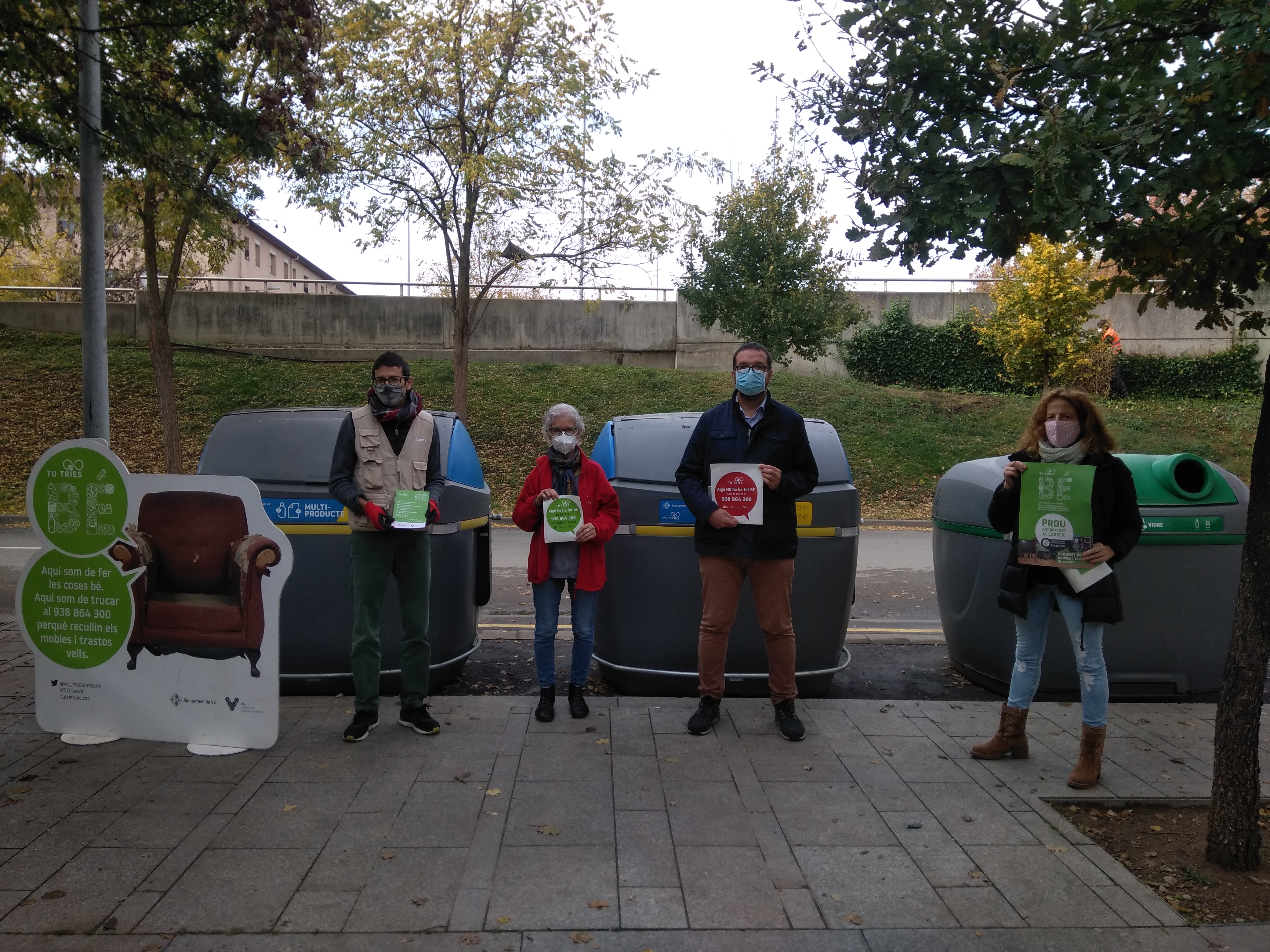 Albert Castells i Anna Sala amb un informador ambiental i una agent cívica