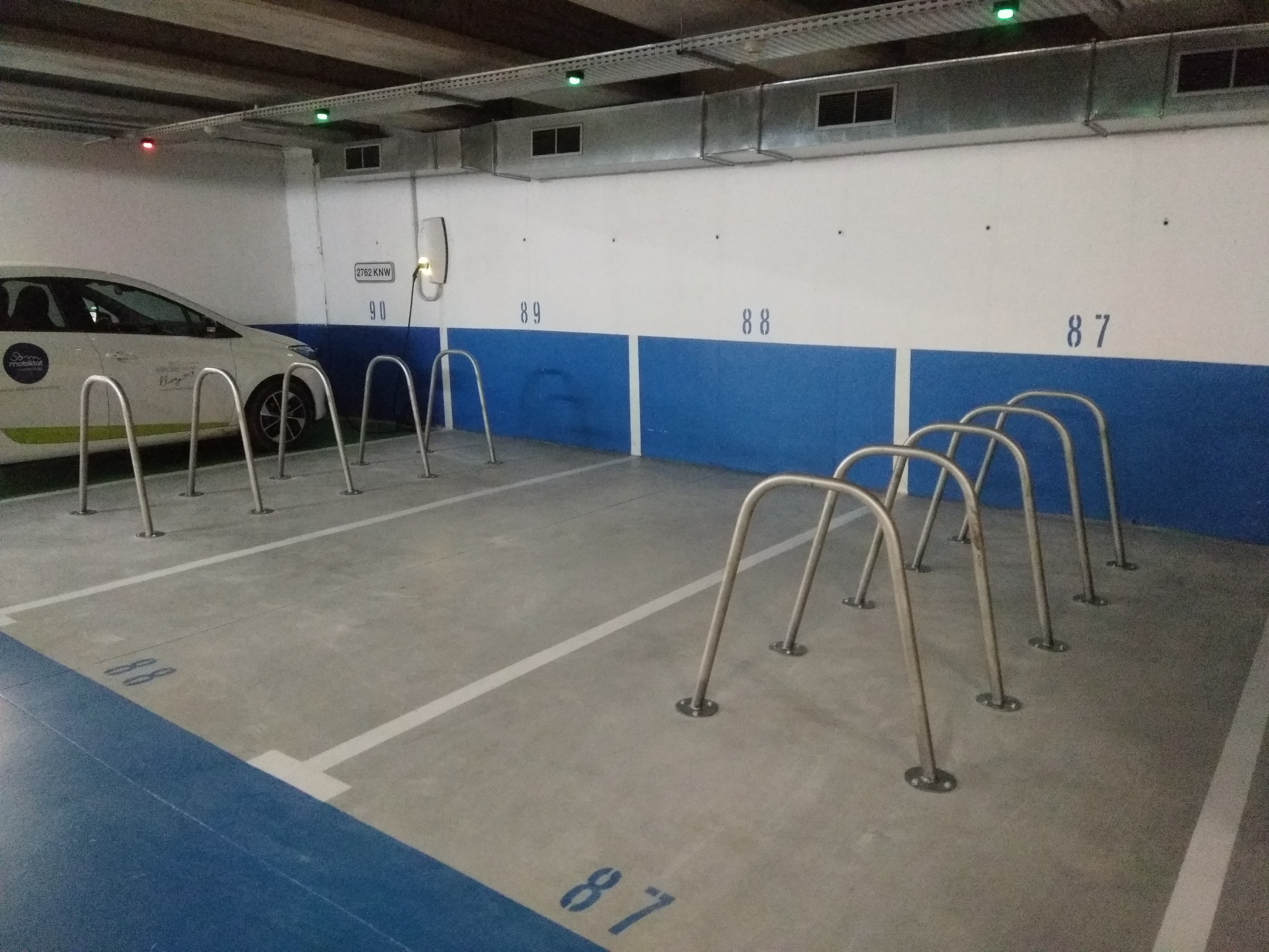 Aparcament per a bicicletes i cotxe elèctric al pàrguing soterrat de l’Atlàntida