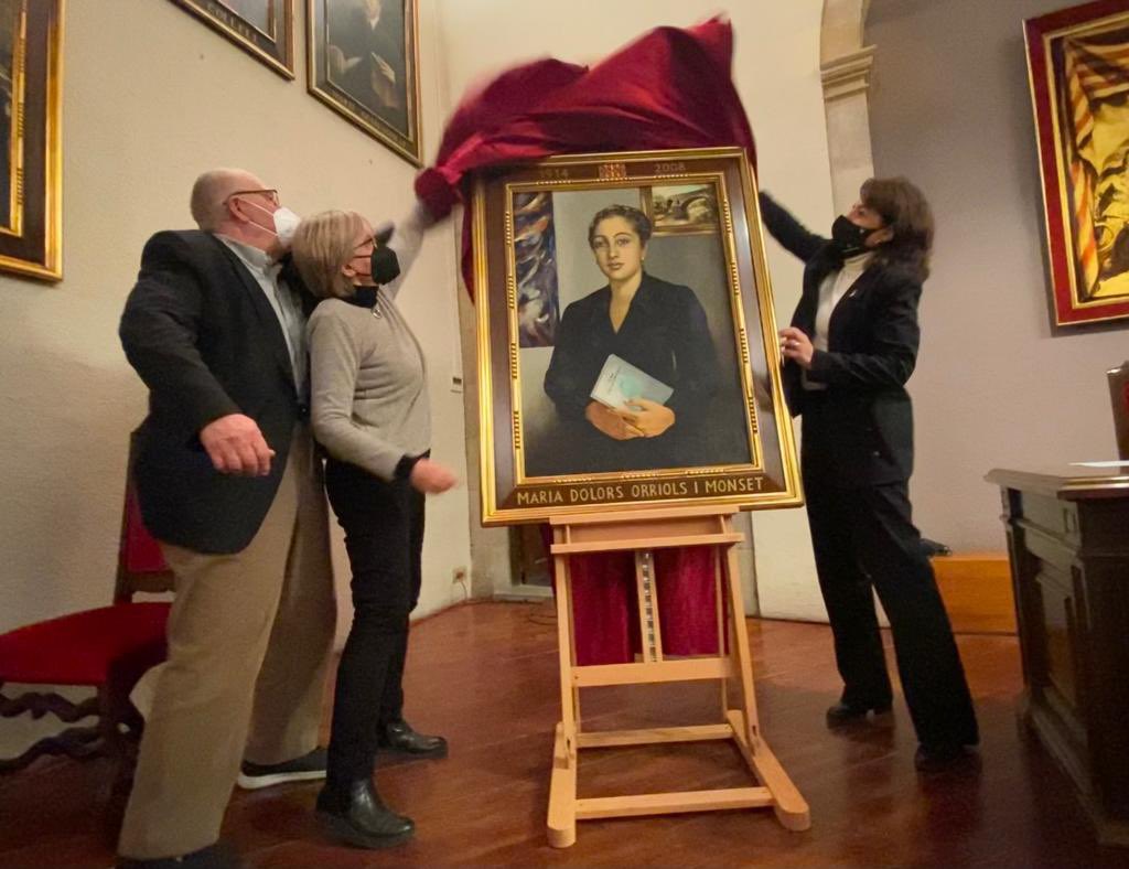 Nan Orriols, Núria Orriols i Anna Erra descobrint el retrat d’Orriols