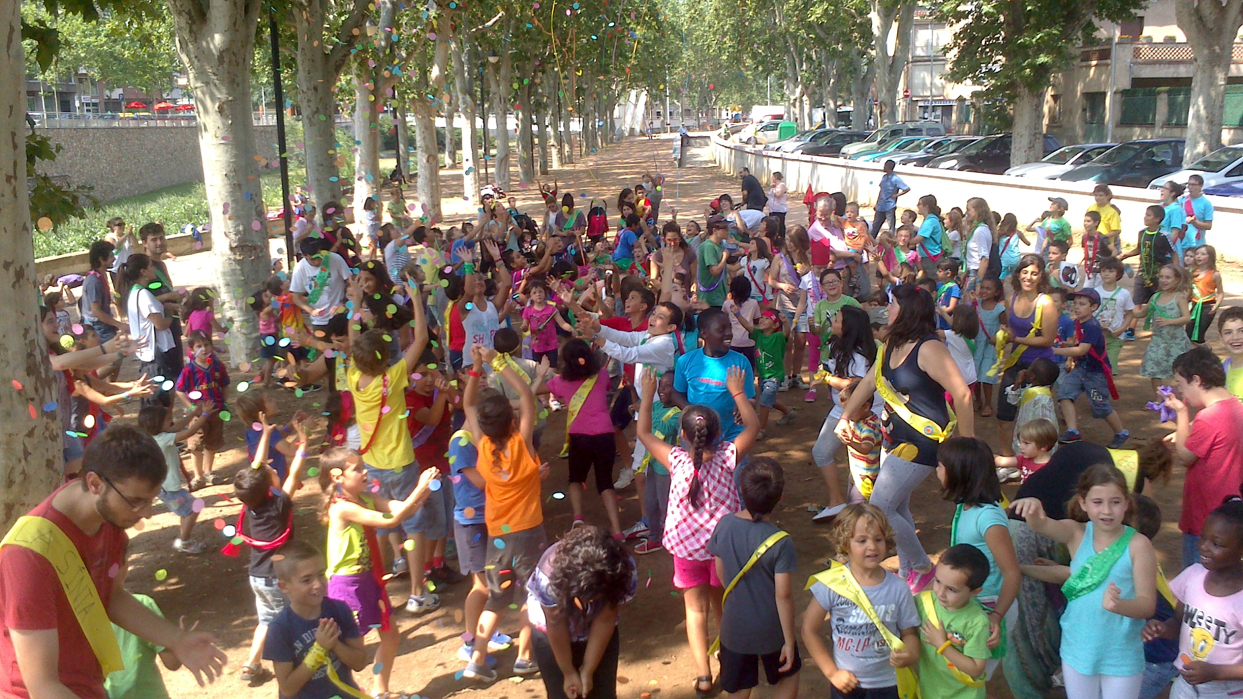 Els nens i nenes dels casals d’estiu municipals a la festa del passeig Pep Ventura