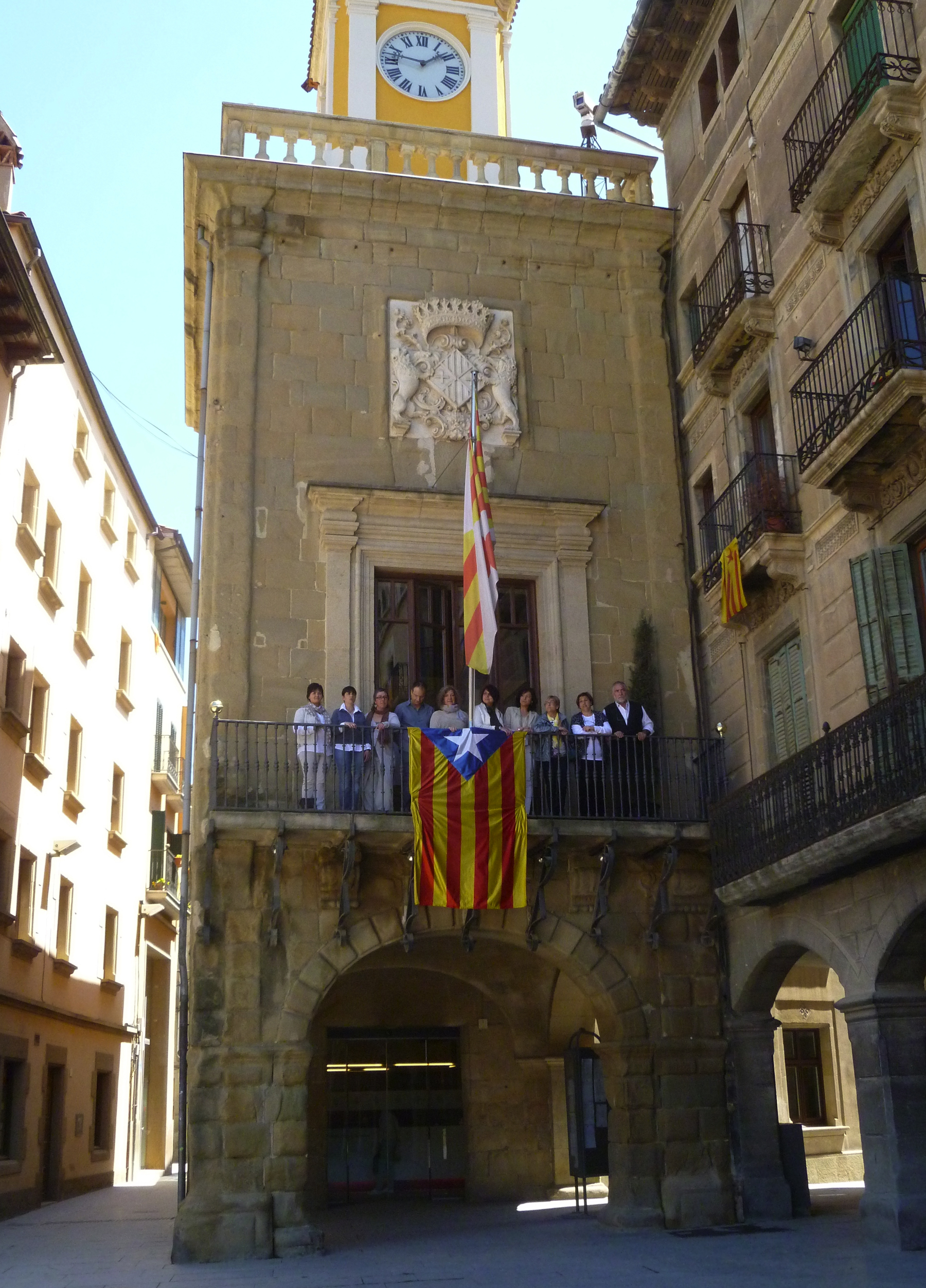 Les regidores Anna Erra i Montserrat Rovira junt amb les Floristes de Vic 
