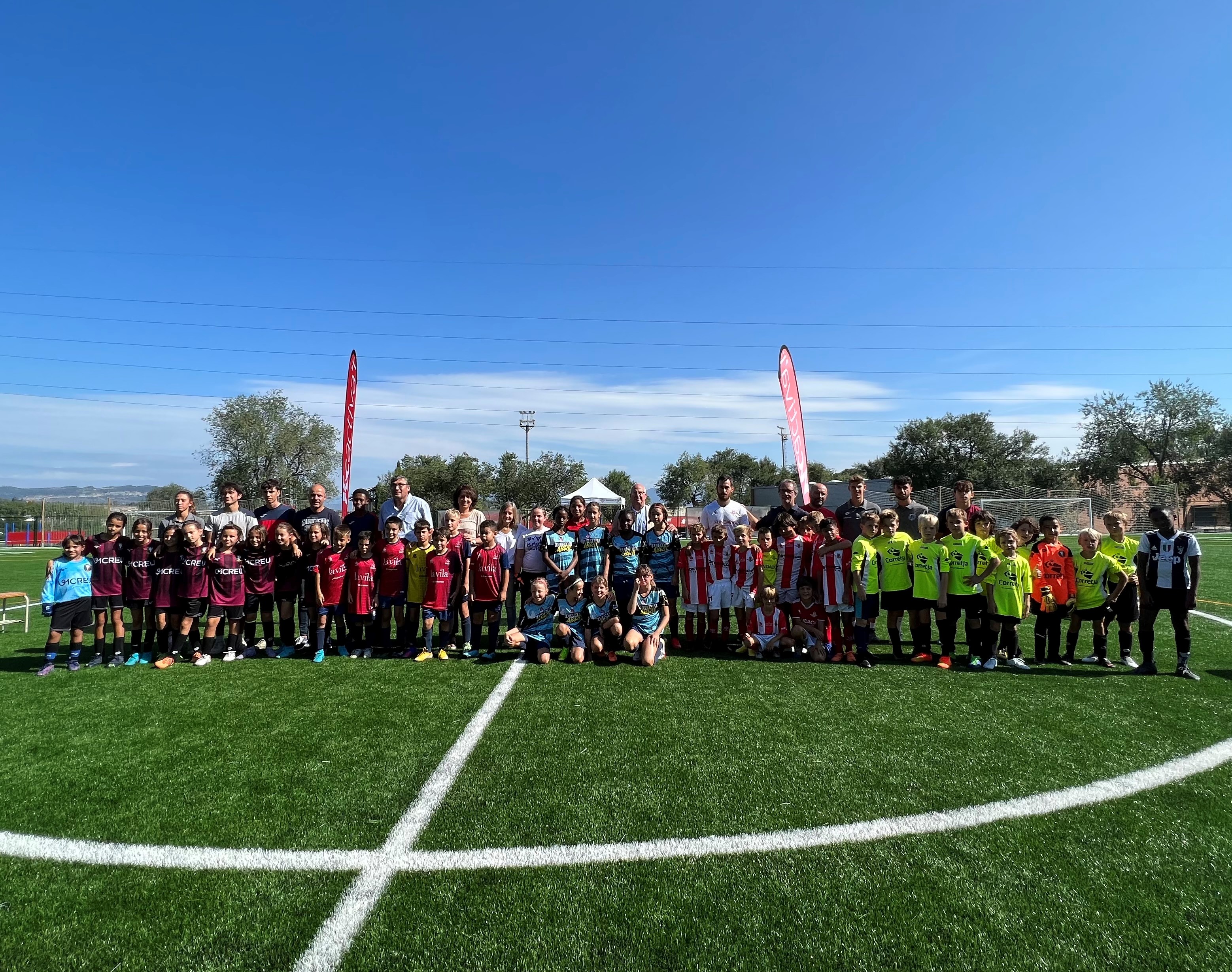 Anna Erra i Titi Roca amb representats i equips de futbol de Vic