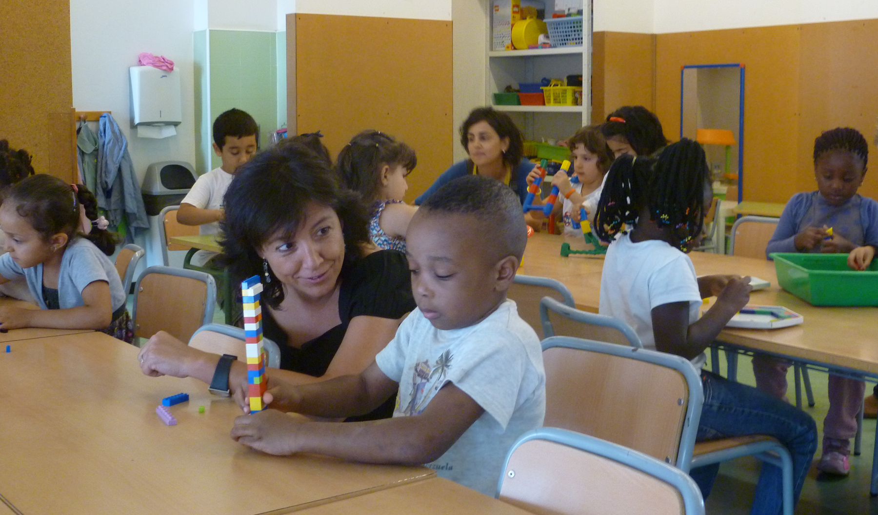  La regidora d’Educació de l’Ajuntament de Vic amb un alumne de l’escola La Sínia el primer dia de classe