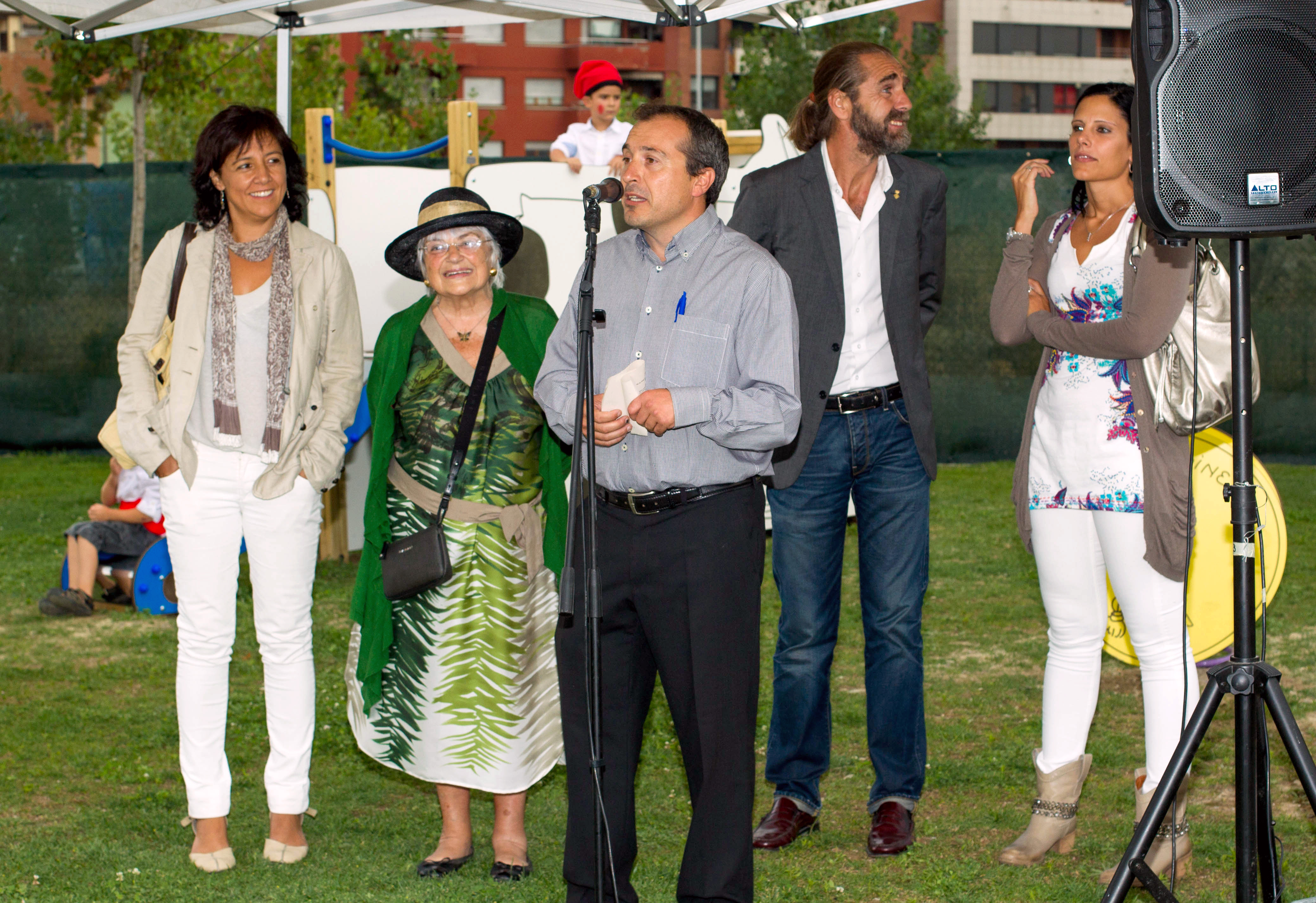 Anna Erra, Pilarín Bayés, Jordi Crous, Josep Rafús i Montse Tordera a la inauguració del parc infantil