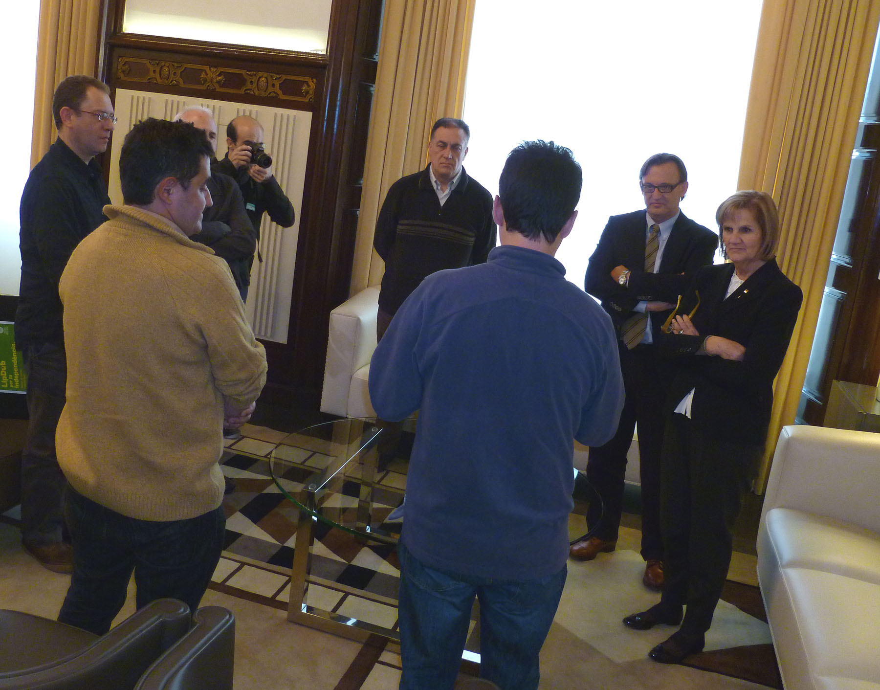 La presidenta del Parlament de Catalunya, l'alcalde de Vic i el regidor d'Acció Social i Ciutadania escolten els promotors del lipdub
