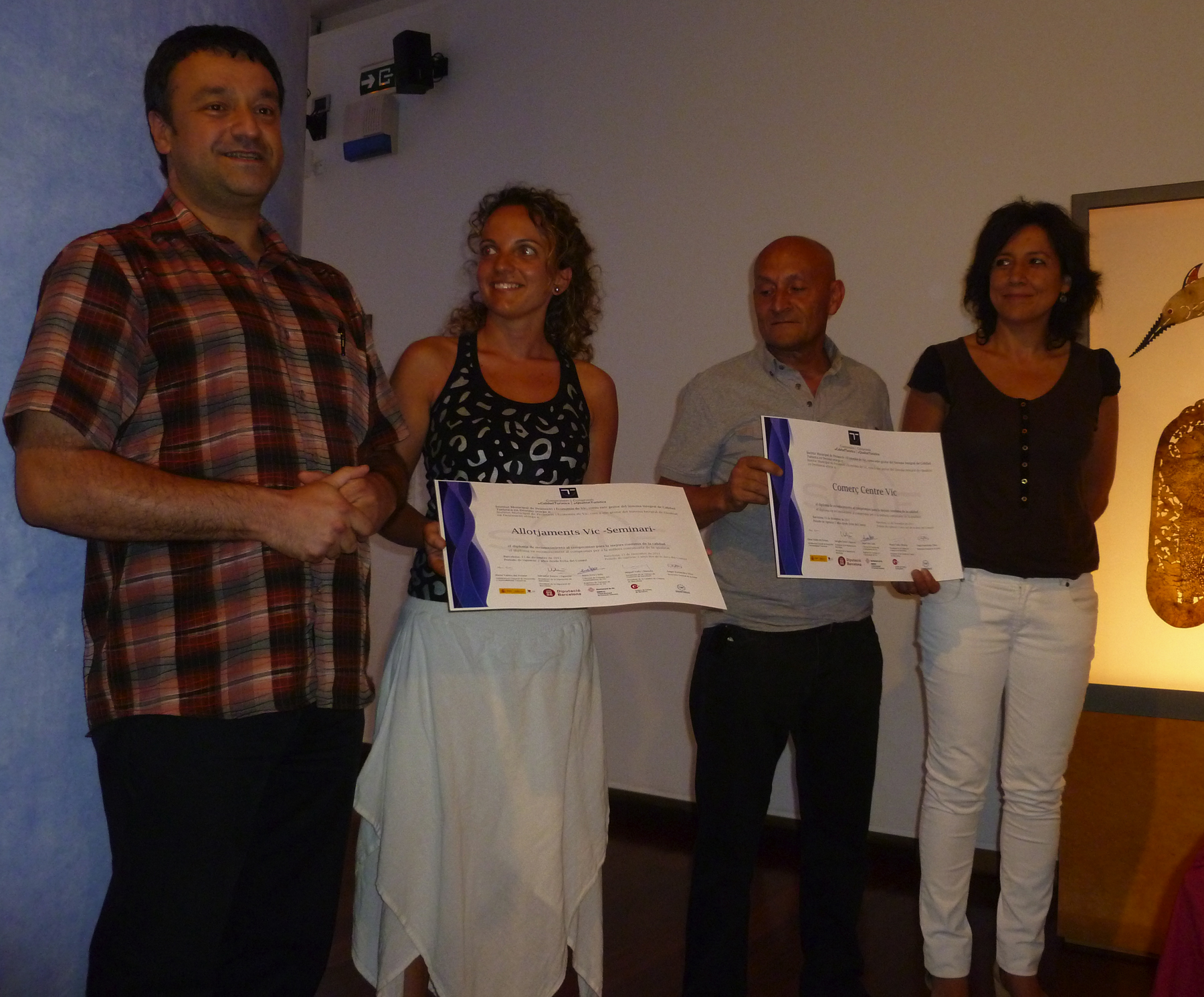Fotografia dels guardonats amb el distintiu SICTED que gestiona l’Oficina de Turisme de Vic.  El president del CentreVic i representants dels Allotjaments del Seminari de Vic 