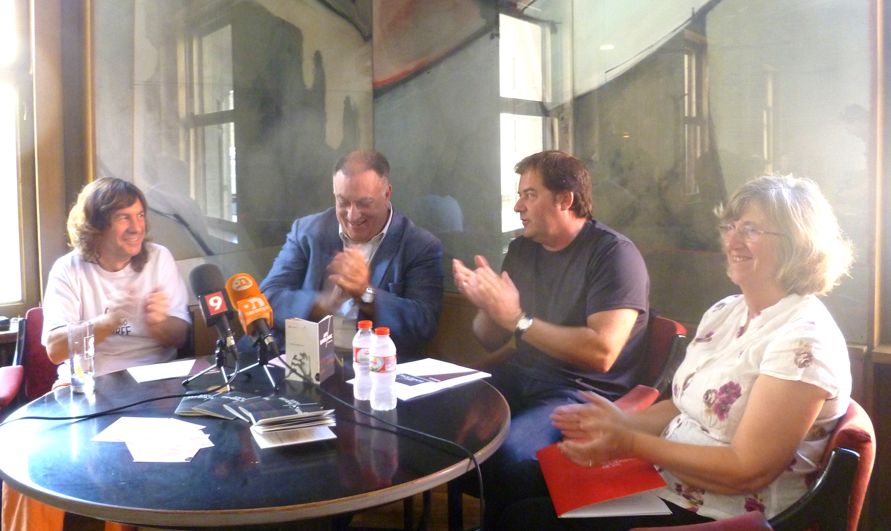 Víctor Sunyol, Joan López i Carol, Enric Comas i Carme Santmartí a la presentació dels actes d’Any Espriu a Vic