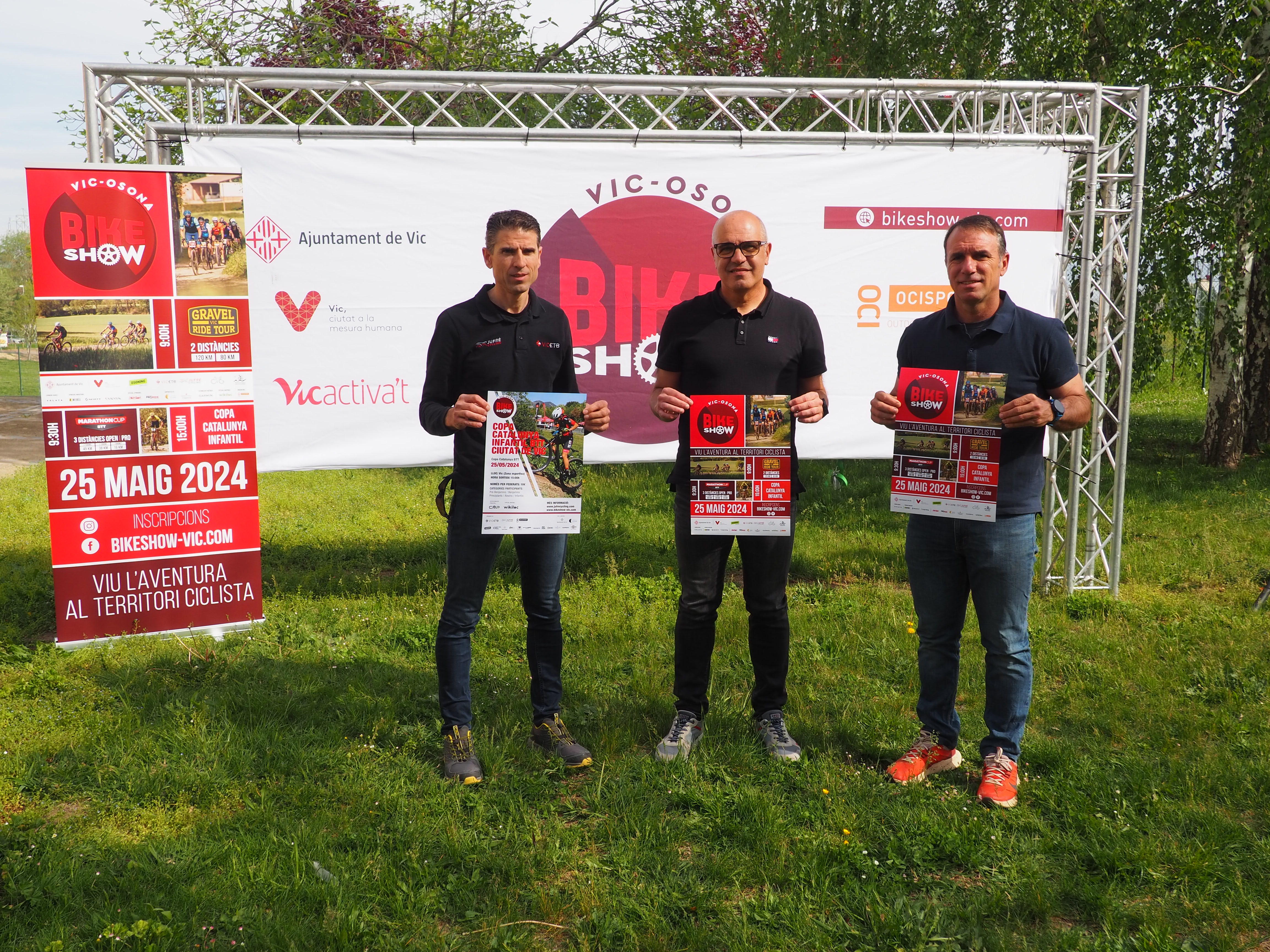 D’esquerra a dreta: Josep Jufré (responsable de ciclisme del CN Vic-ETB), Eduard Comerma (regidor d’Esports) i Albert Balcells (director del Bike Show Vic-Osona)