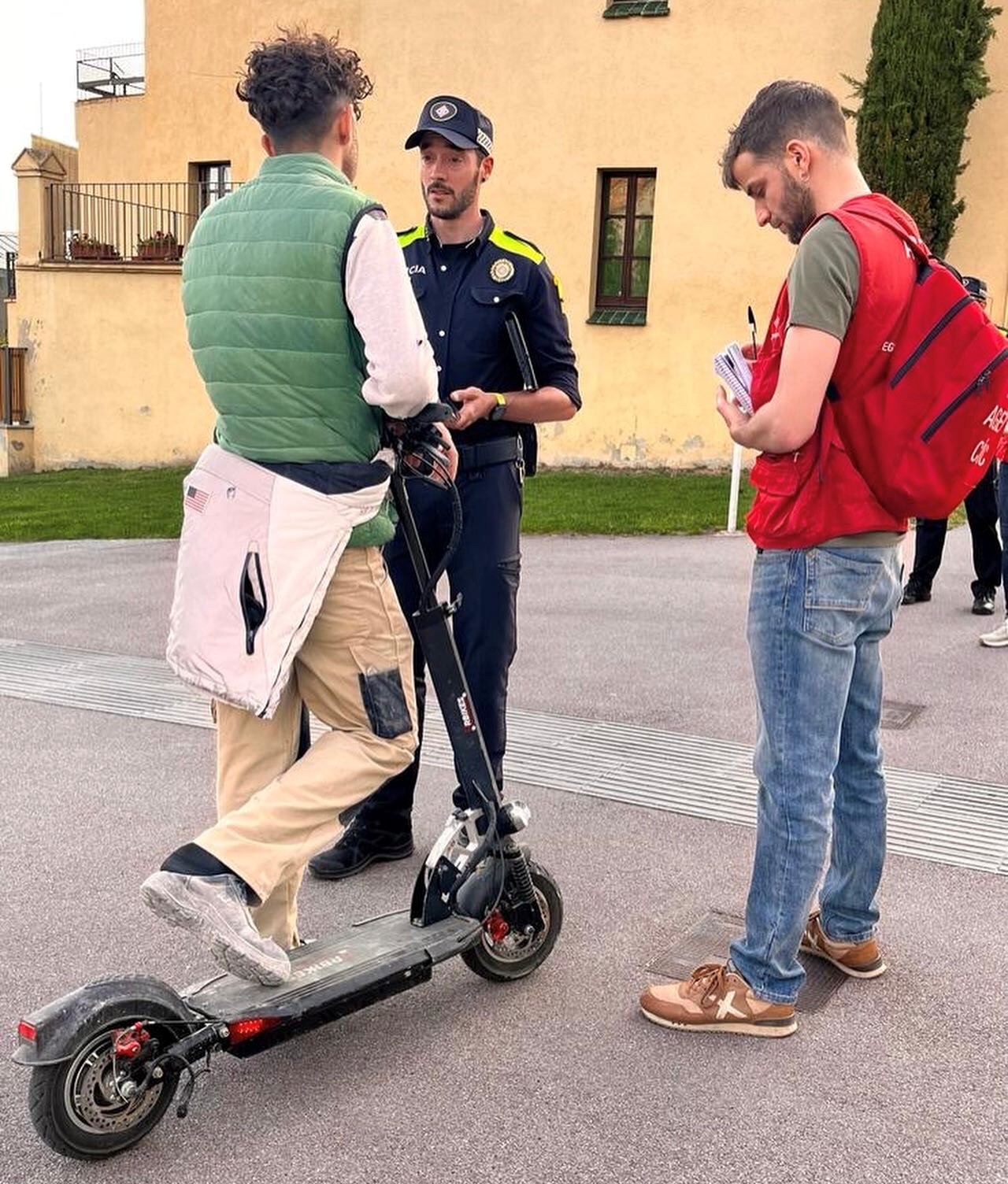  Agent cívic i agent de la Guàrdia Urbana durant la campanya a Vic