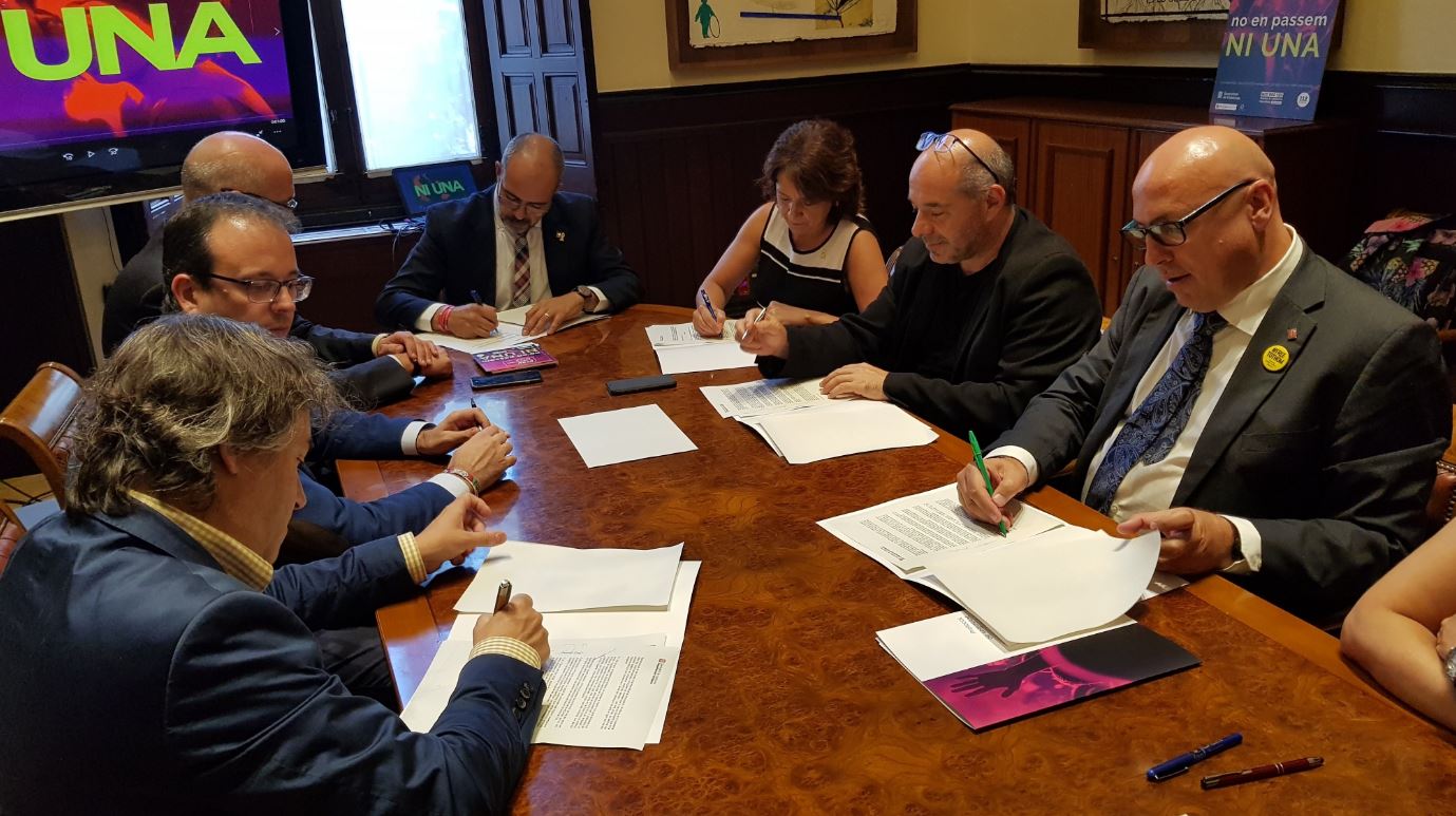 Miquel Buch, Anna Erra i alcaldes signant l’adhesió