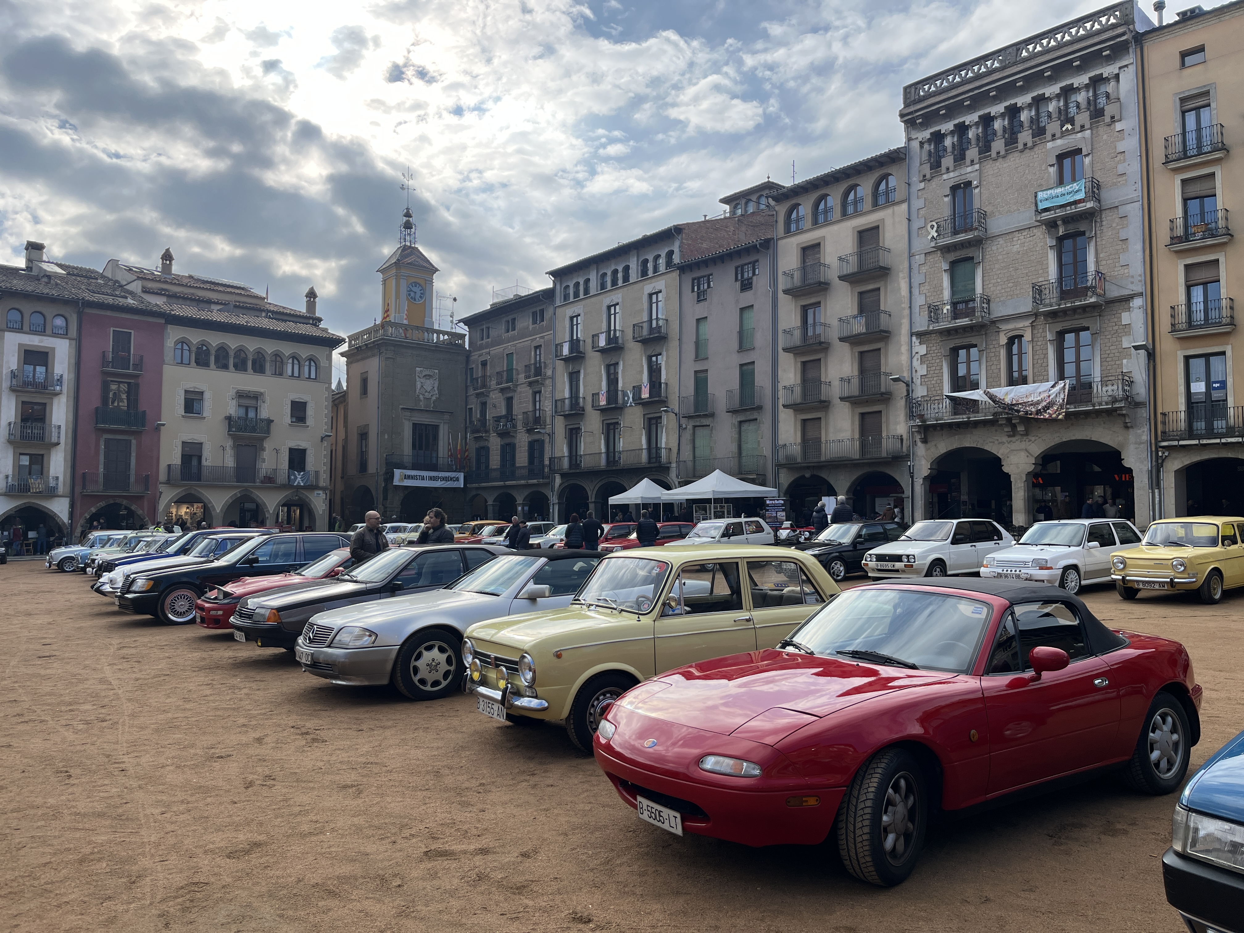 Més de 100 vehicles clàssics han omplert a vessar la plaça Major de Vic