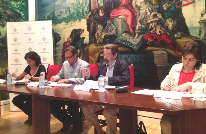 D’esquerra a dreta: Anna Erra, Josep M. Vila d’Abadal, Jordi Montaña i Marta Otero a la signatura de l’acord per crear la marca de Vic dins del territori