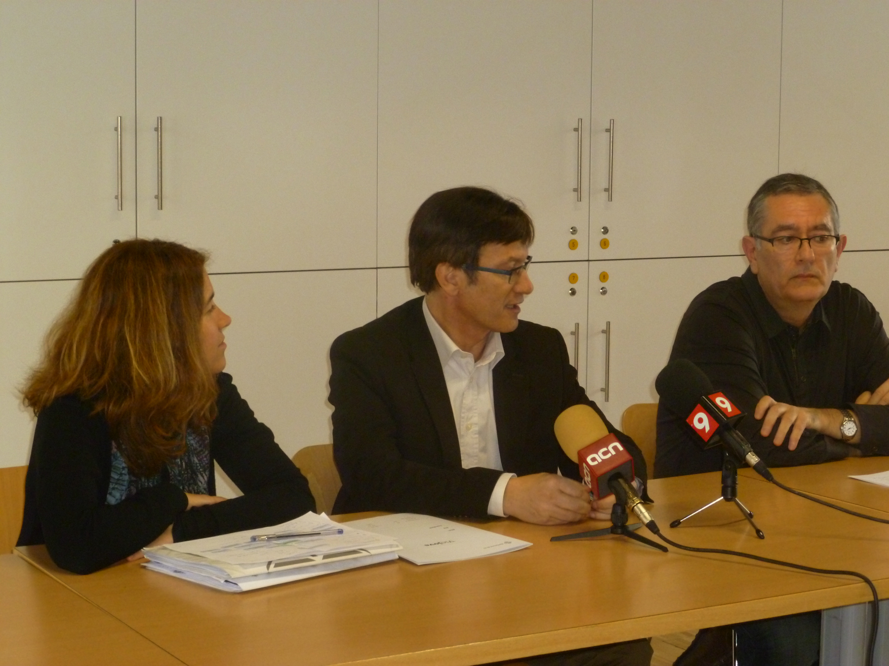 Núria Homs, Xavier Farrés i Josep M. Brugera a la presentació de la Memòria del VicJove 2012