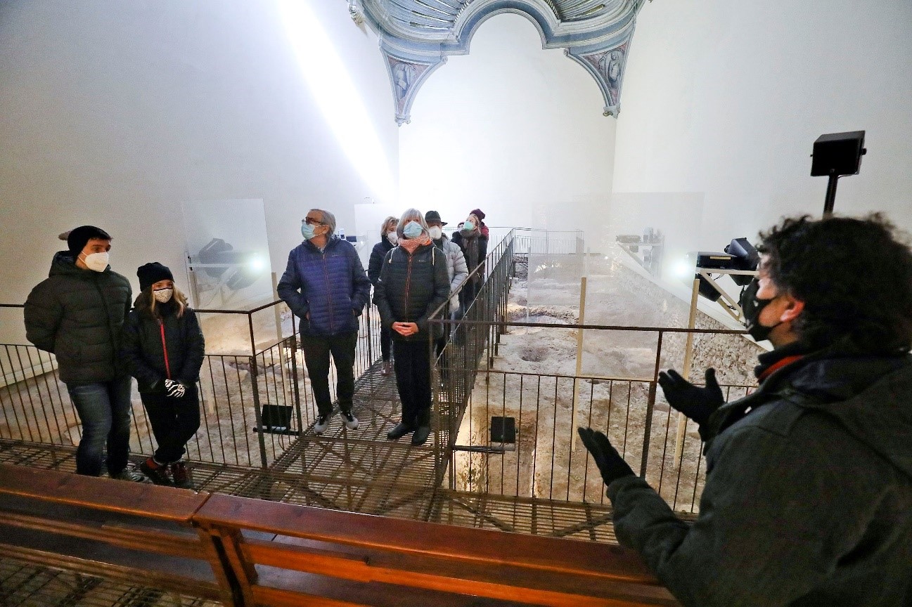 Visita a la capella fonda de la Pietat