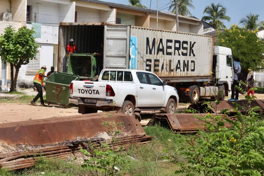 Rebuda de contenidors a Ziguinchor