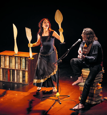 Anem al teatre: De bracet.